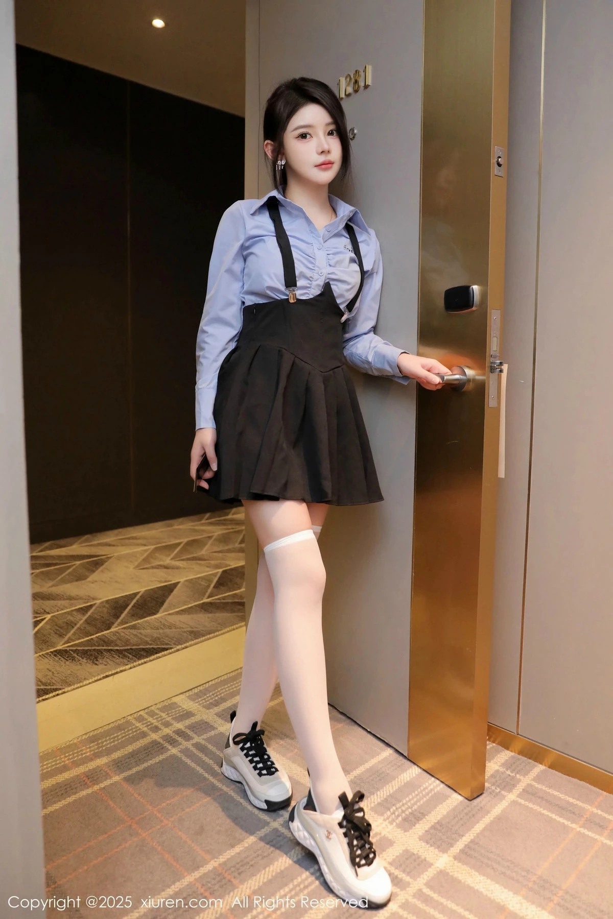 秀人集.com_[XiuRen秀人网]No.9819_模特爱酱里性感蓝T配黑色吊带短裙露白丝袜秀完美身材诱惑写真80P