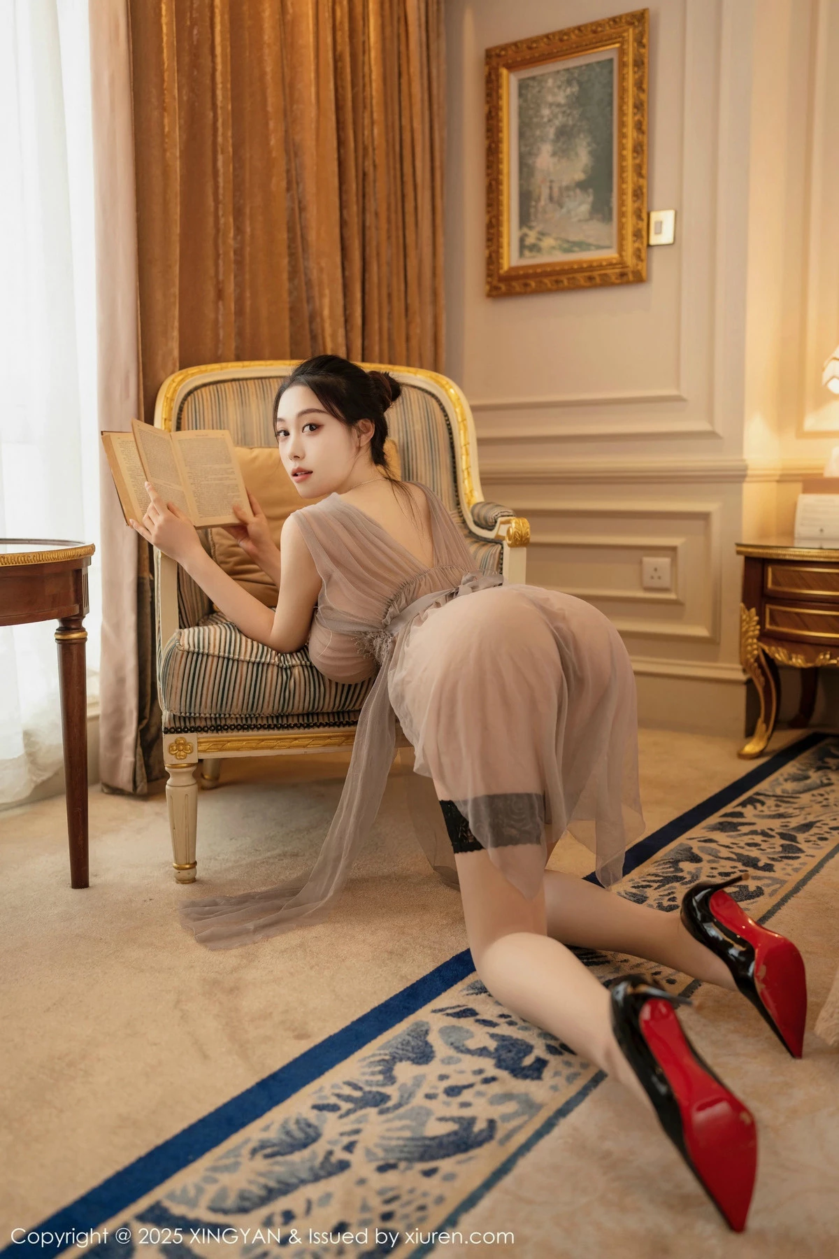 秀人集.com_[XINGYAN星颜社]VOL.303_模特清妙性感浅灰色薄纱情趣服饰配黑丝袜秀完美身材诱惑写真80P