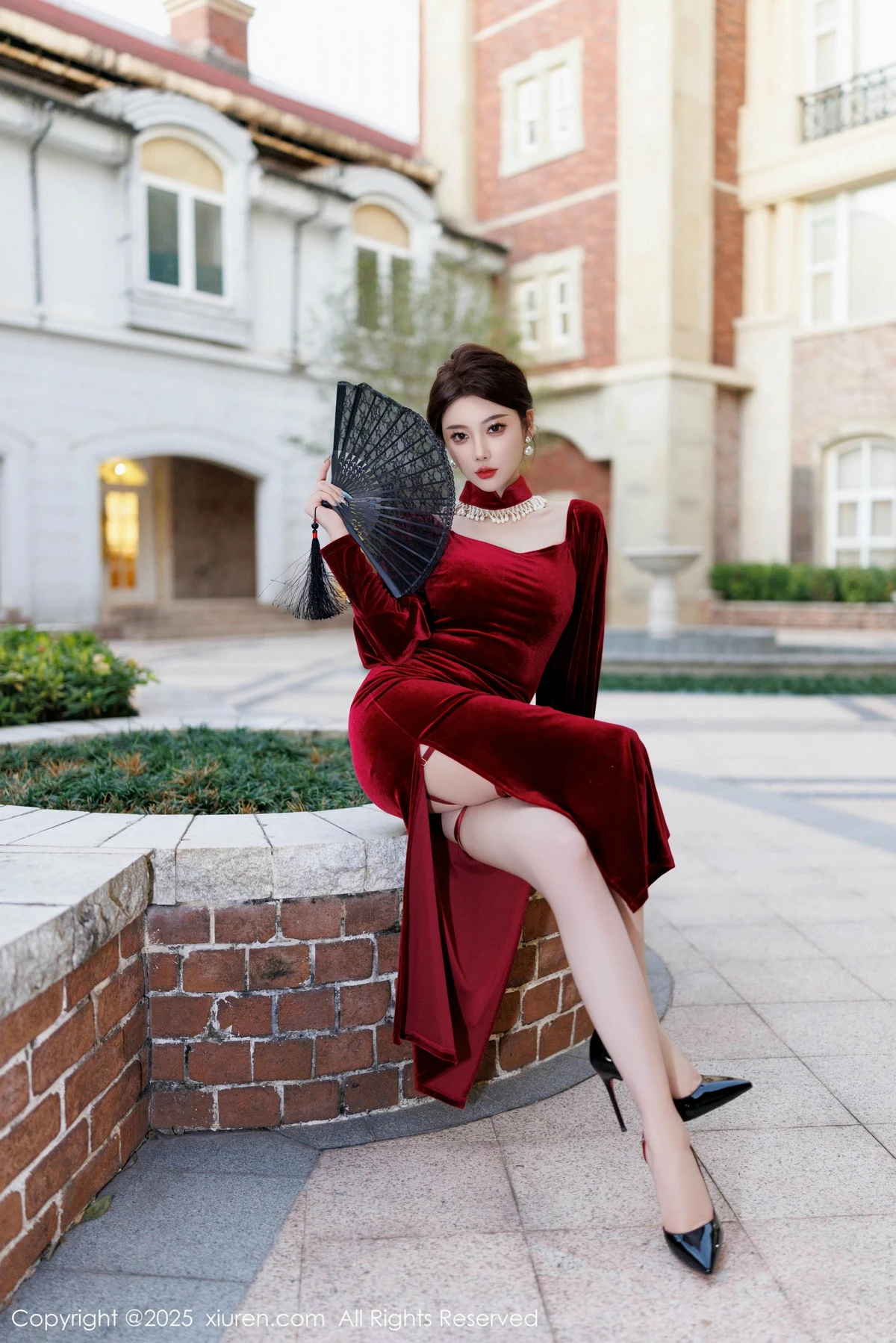 秀人集.com_[XiuRen秀人网]No.9831_女神杨晨晨Yome性感深色旗袍+红色蕾丝内衣秀丰腴身材诱惑写真90P