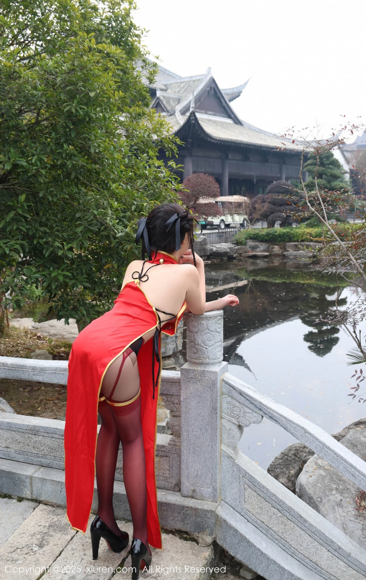 秀人集.com_[XiuRen秀人网]No.9834_模特小薯条nienie性感红色旗袍配红丝吊袜秀曼妙身姿诱惑写真131P