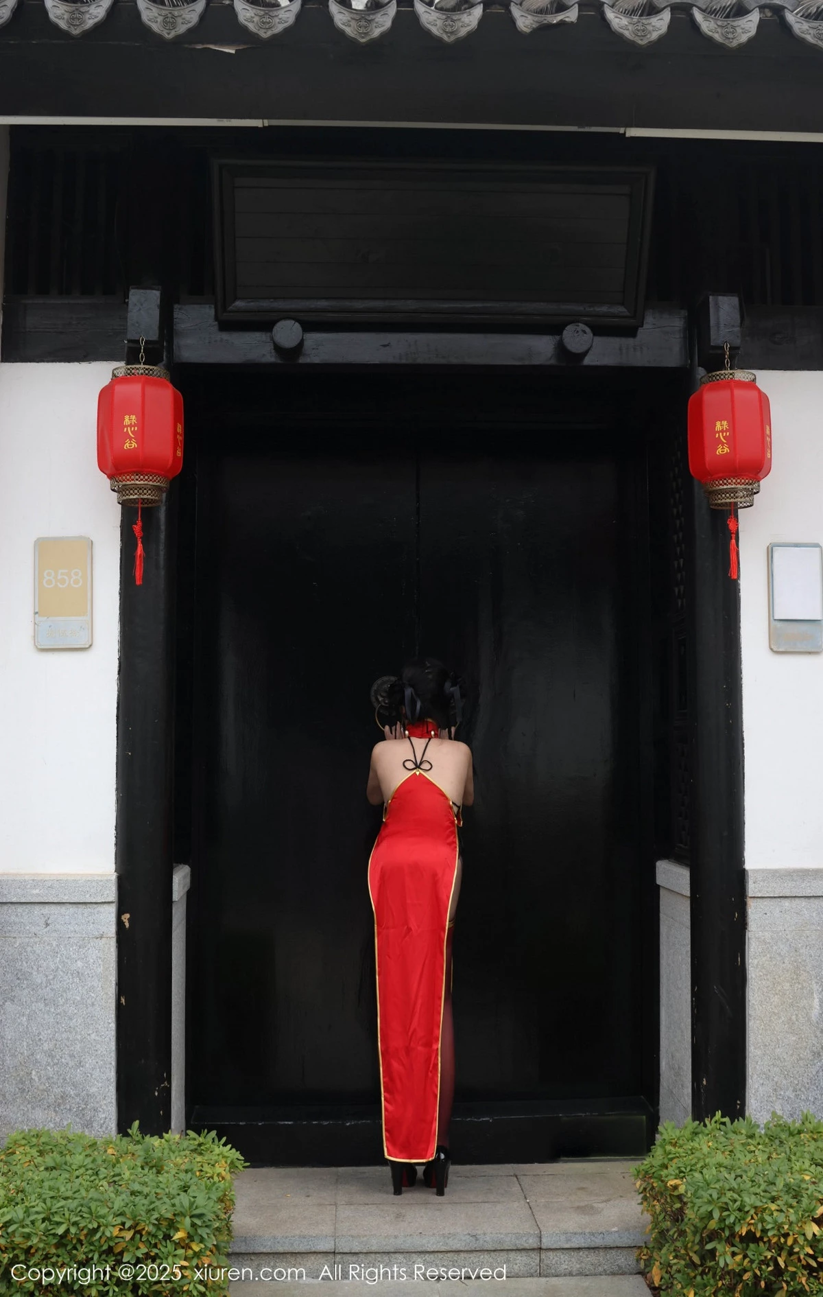 秀人集.com_[XiuRen秀人网]No.9834_模特小薯条nienie性感红色旗袍配红丝吊袜秀曼妙身姿诱惑写真131P