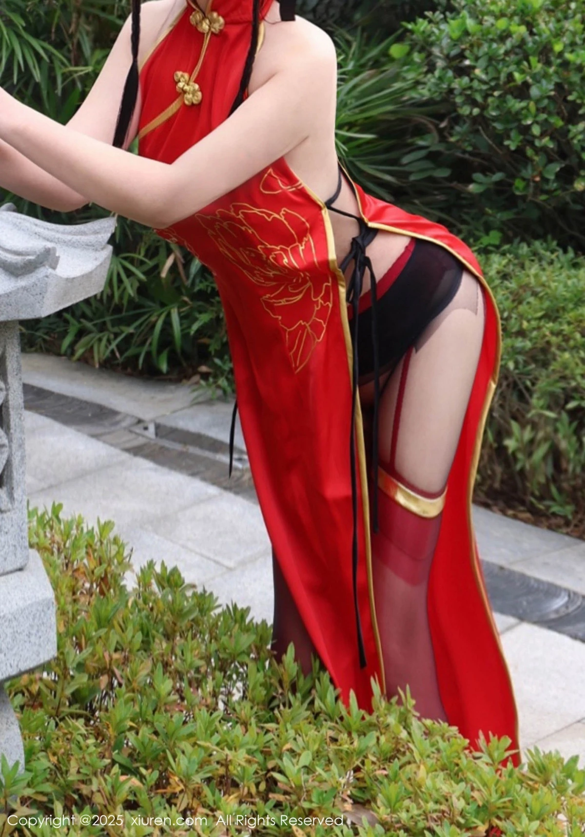 秀人集.com_[XiuRen秀人网]No.9834_模特小薯条nienie性感红色旗袍配红丝吊袜秀曼妙身姿诱惑写真131P