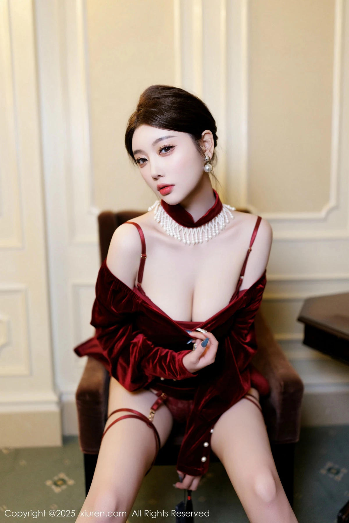 秀人集.com_[XiuRen秀人网]No.9831_女神杨晨晨Yome性感深色旗袍+红色蕾丝内衣秀丰腴身材诱惑写真90P