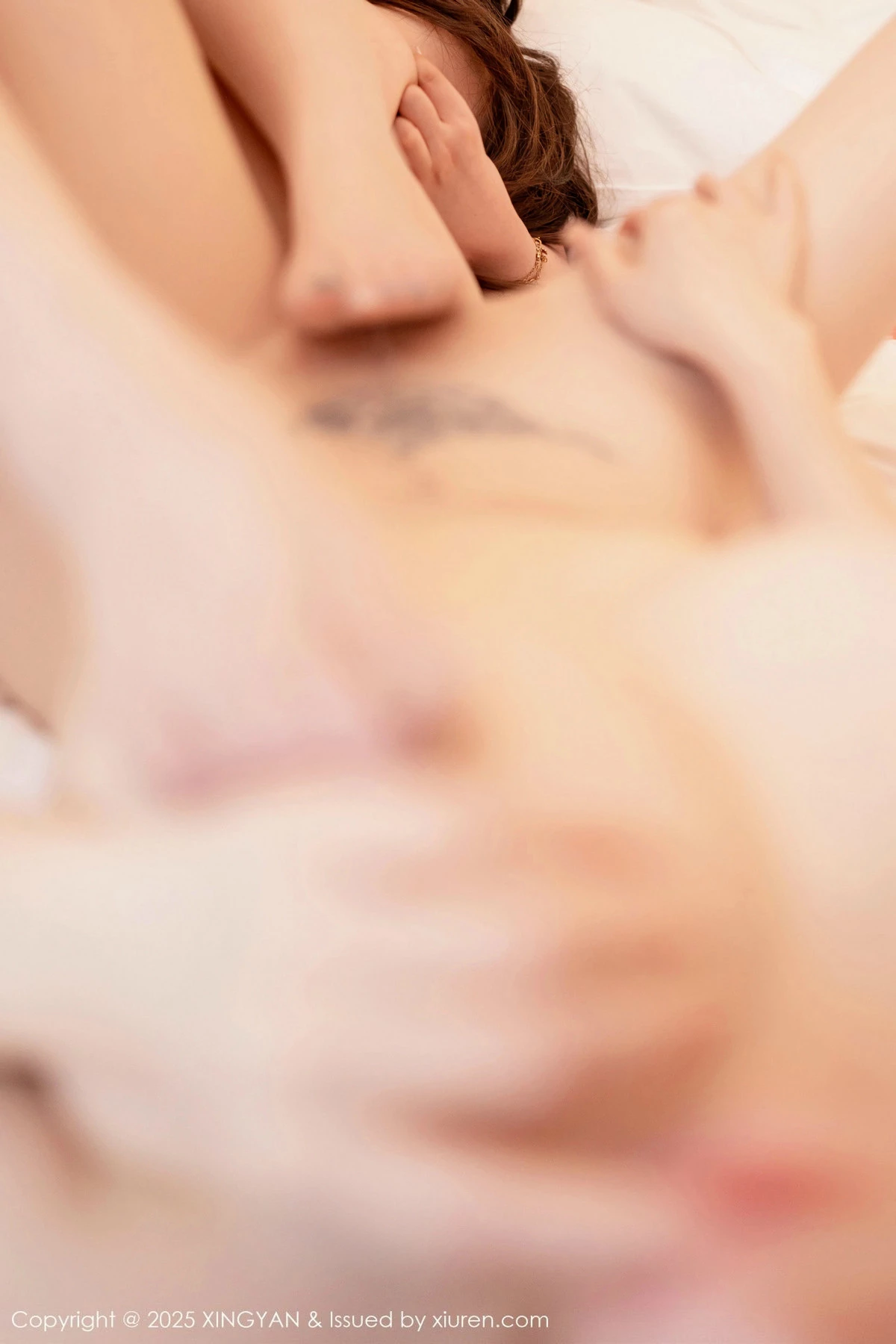 秀人集.com_[XINGYAN星颜社]VOL.304_模特合集潘思沁＆温心怡性感红色肚兜秀丰满身材惹火诱惑写真80P