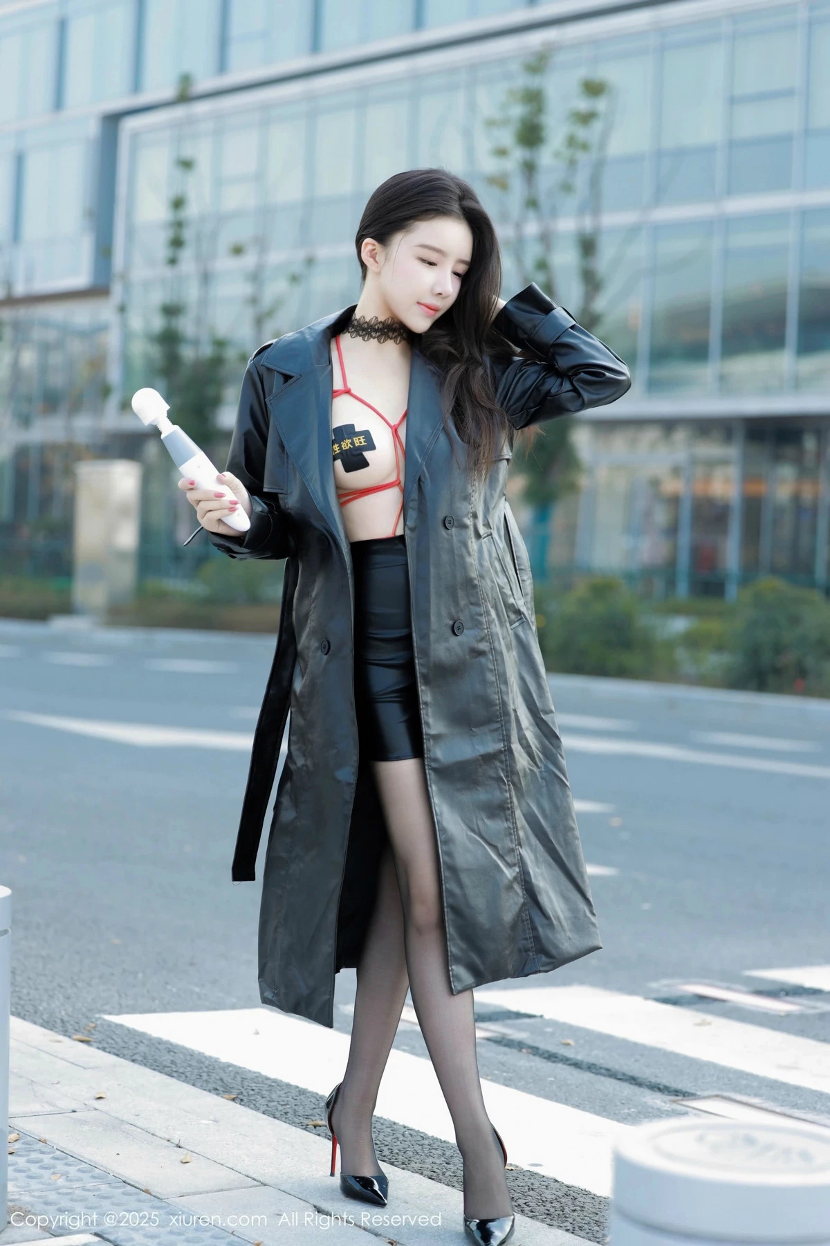 秀人集.com_[XiuRen秀人网]No.9855_模特唐翩翩性感黑色皮大衣露红色情趣服饰配黑丝袜秀美腿诱惑写真90P