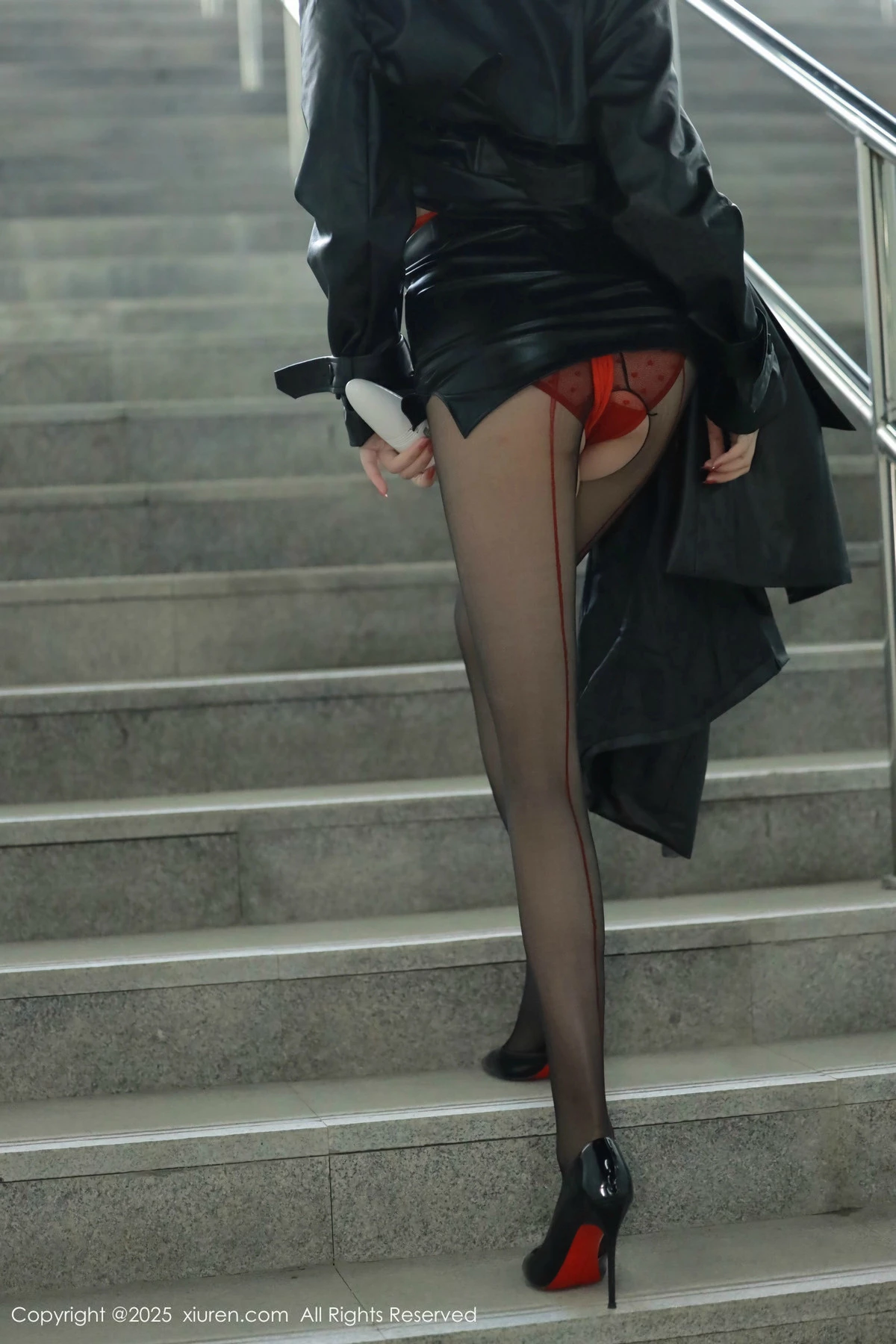 秀人集.com_[XiuRen秀人网]No.9855_模特唐翩翩性感黑色皮大衣露红色情趣服饰配黑丝袜秀美腿诱惑写真90P