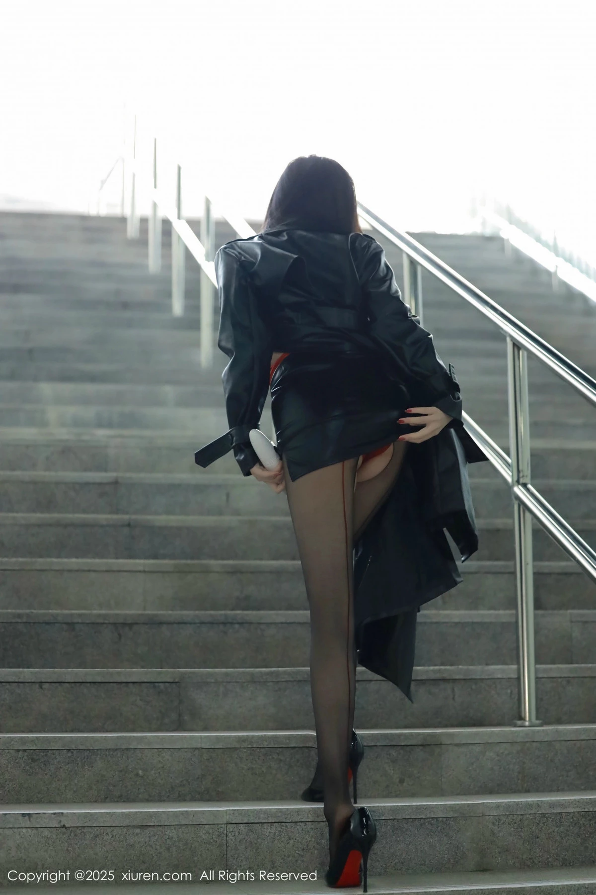 秀人集.com_[XiuRen秀人网]No.9855_模特唐翩翩性感黑色皮大衣露红色情趣服饰配黑丝袜秀美腿诱惑写真90P