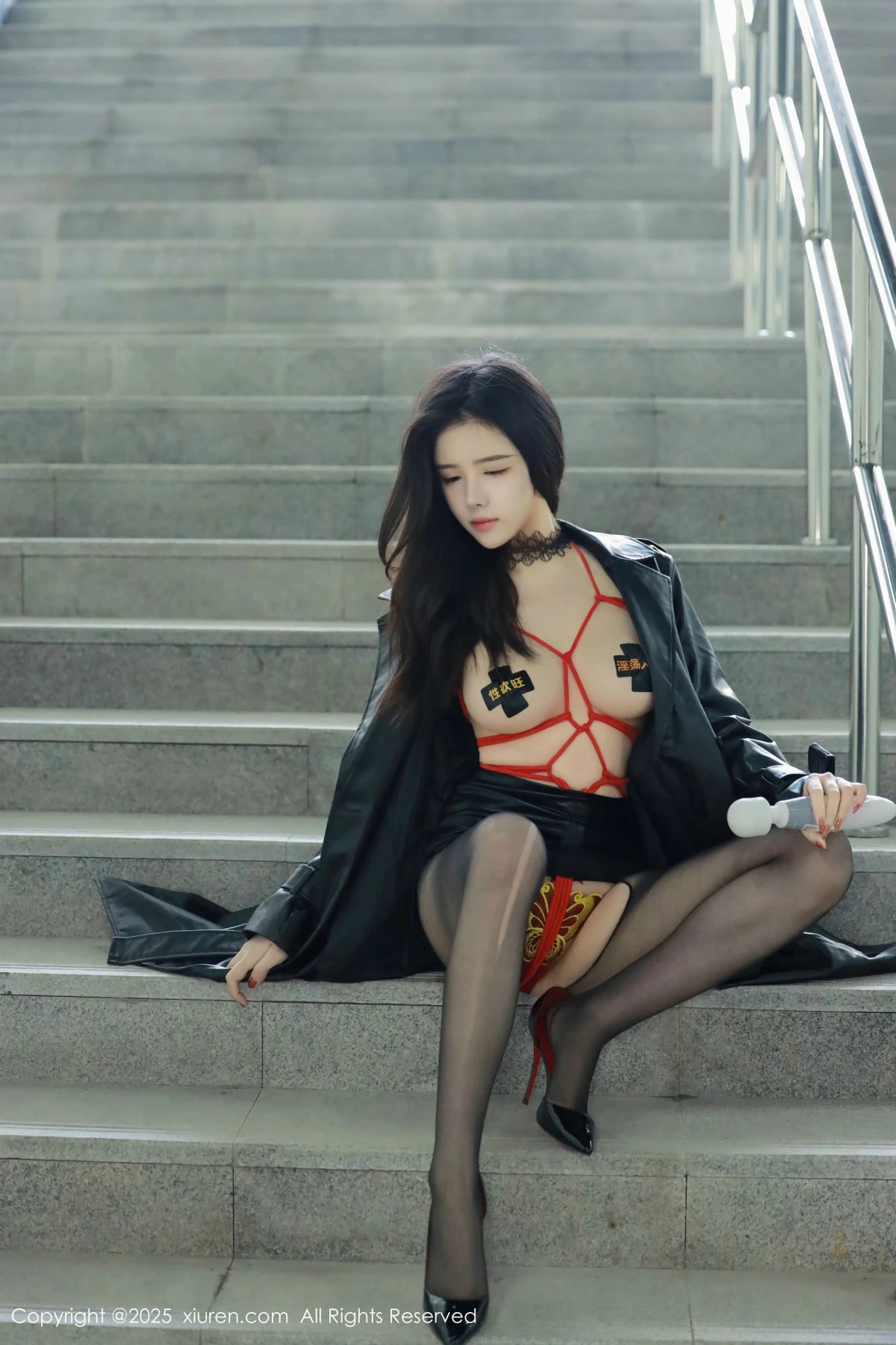 秀人集.com_[XiuRen秀人网]No.9855_模特唐翩翩性感黑色皮大衣露红色情趣服饰配黑丝袜秀美腿诱惑写真90P