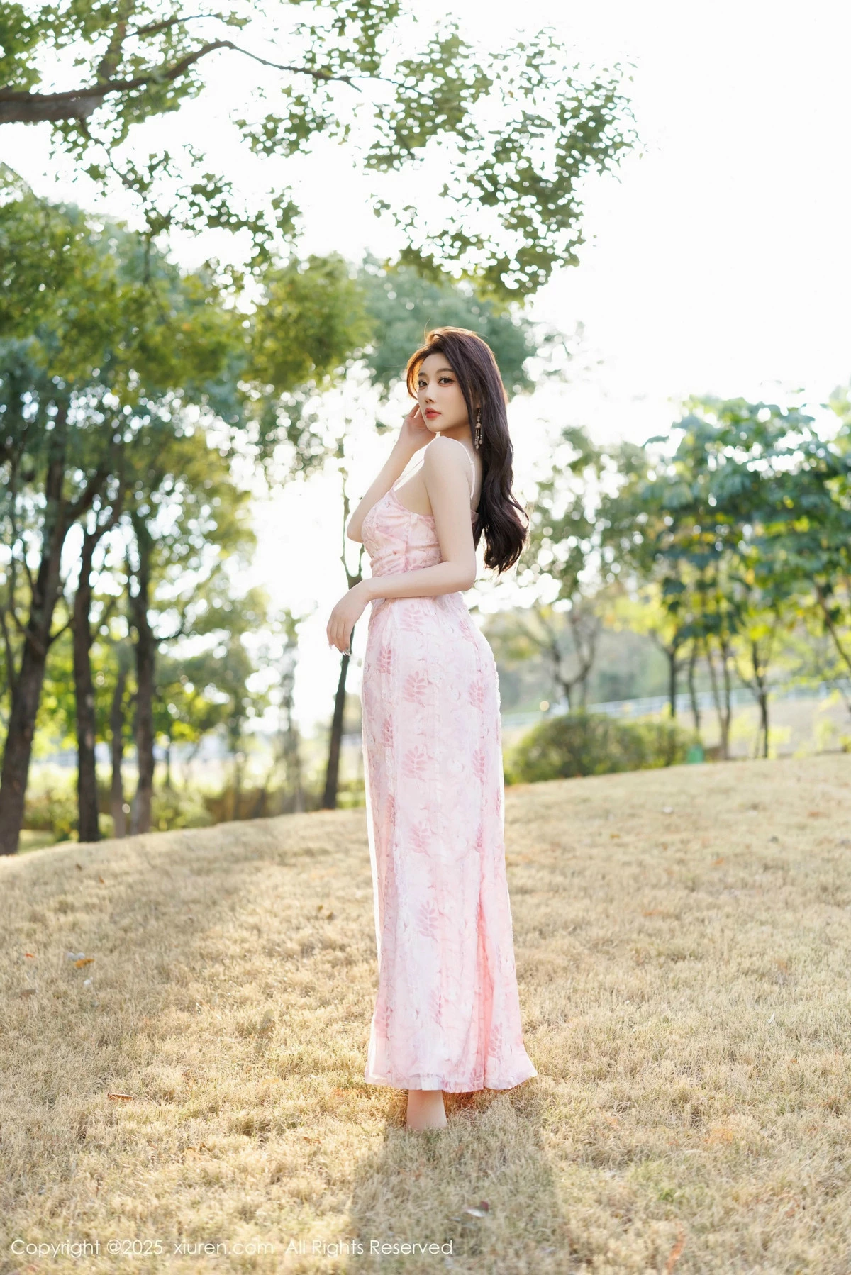 秀人集.com_[XiuRen秀人网]No.9886_女神杨晨晨Yome粉色连衣裙+白色珍珠内衣秀丰腴身材诱惑写真81P
