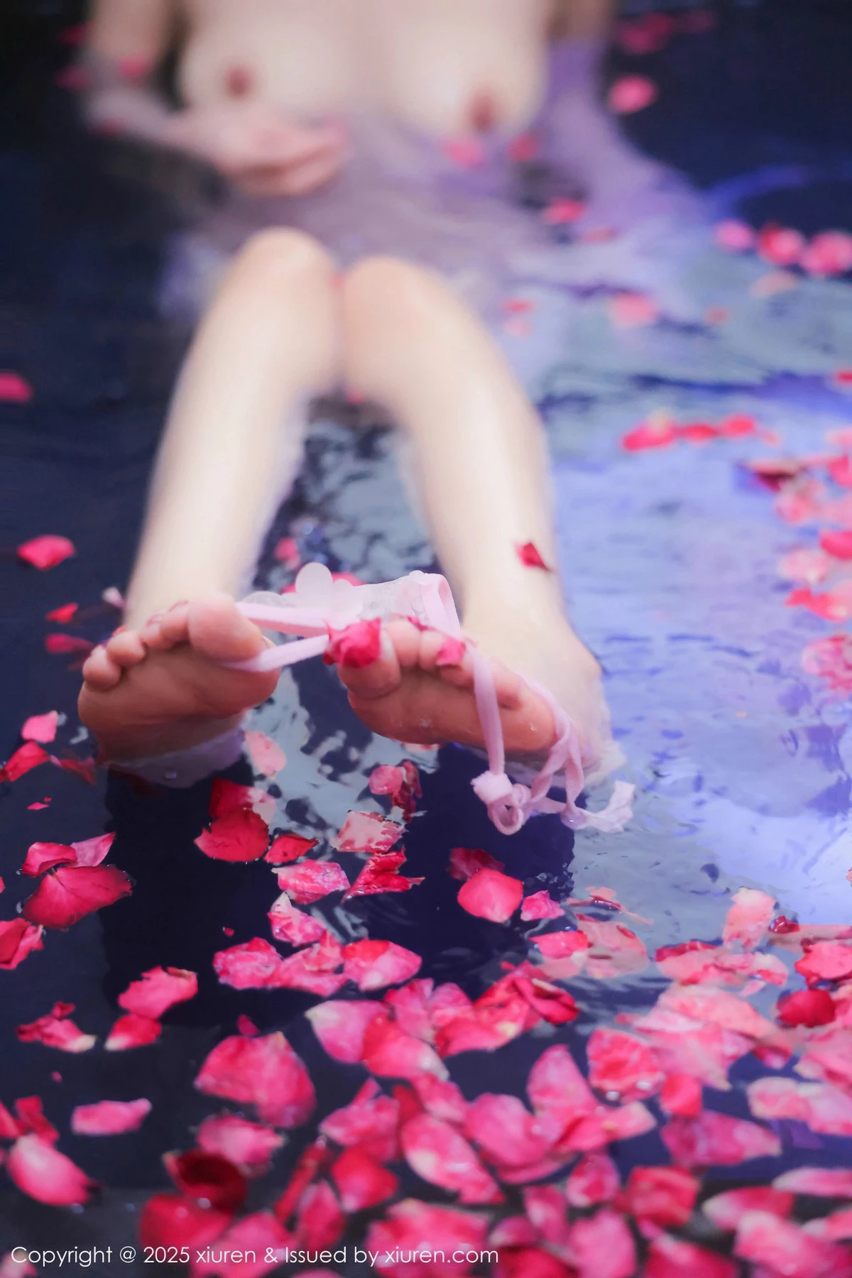 秀人集.com_[XiuRen秀人网]No.9778_模特桃妖夭浴池场景性感白色薄纱服饰花瓣浴秀惹火身材诱惑写真102P