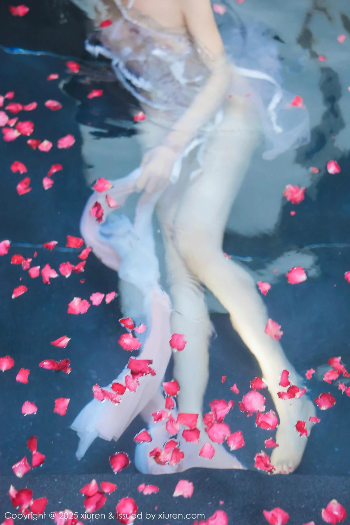 秀人集.com_[XiuRen秀人网]No.9778_模特桃妖夭浴池场景性感白色薄纱服饰花瓣浴秀惹火身材诱惑写真102P