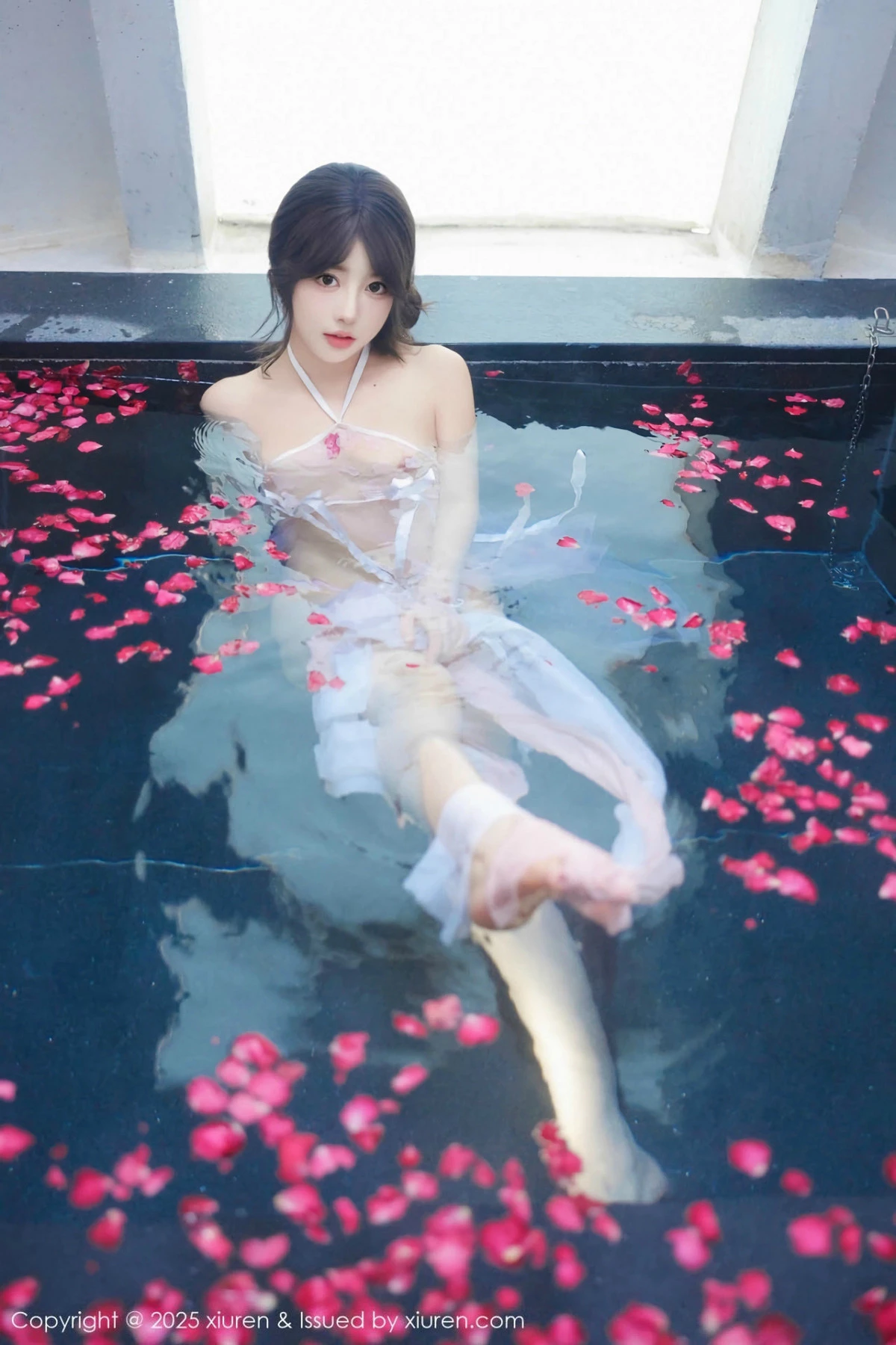 秀人集.com_[XiuRen秀人网]No.9778_模特桃妖夭浴池场景性感白色薄纱服饰花瓣浴秀惹火身材诱惑写真102P