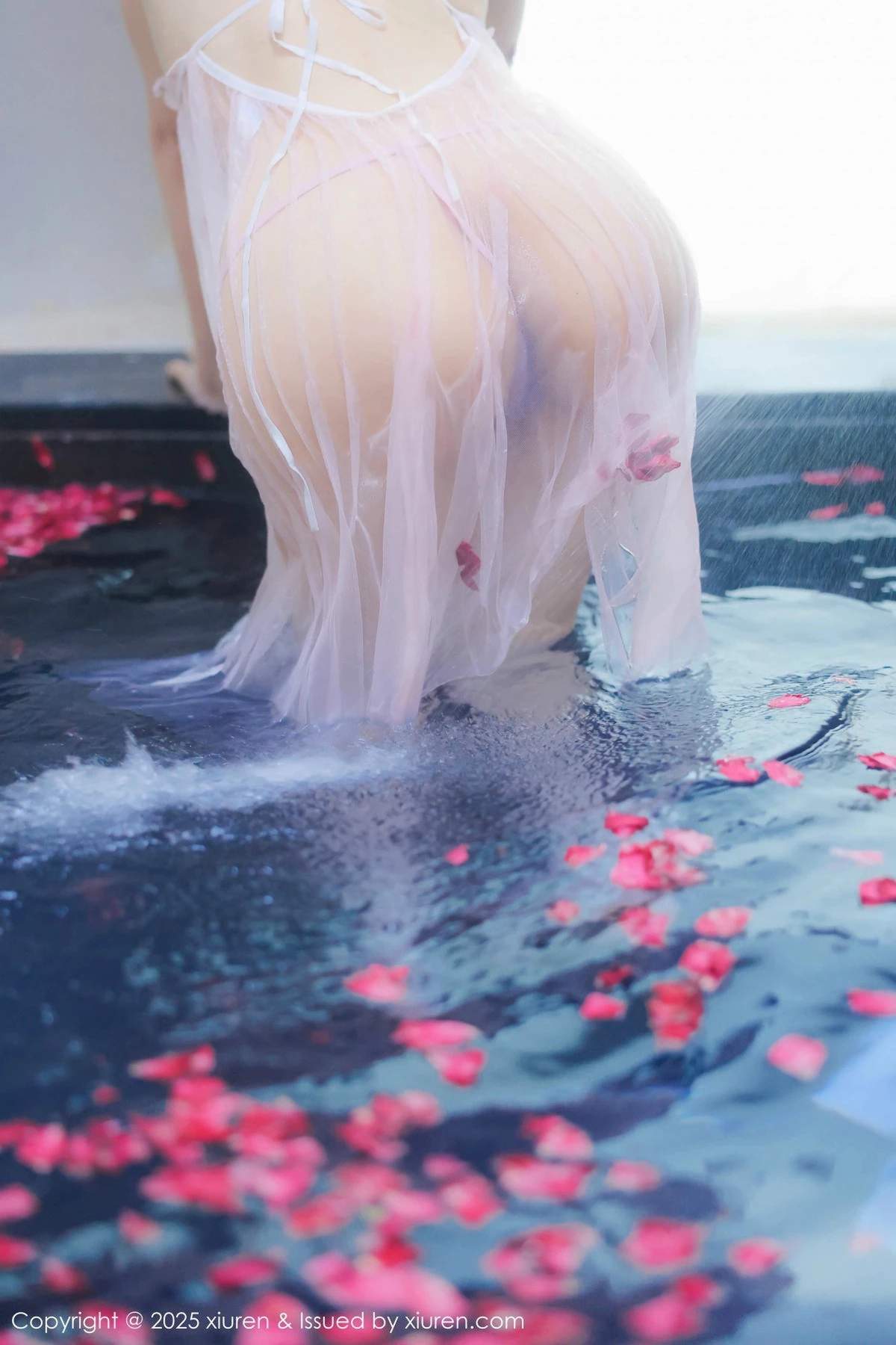秀人集.com_[XiuRen秀人网]No.9778_模特桃妖夭浴池场景性感白色薄纱服饰花瓣浴秀惹火身材诱惑写真102P