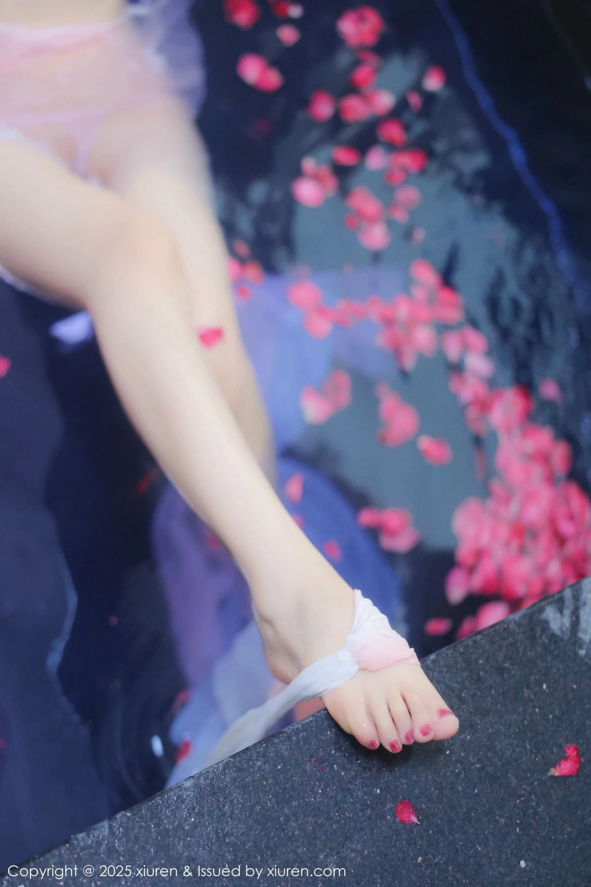 秀人集.com_[XiuRen秀人网]No.9778_模特桃妖夭浴池场景性感白色薄纱服饰花瓣浴秀惹火身材诱惑写真102P