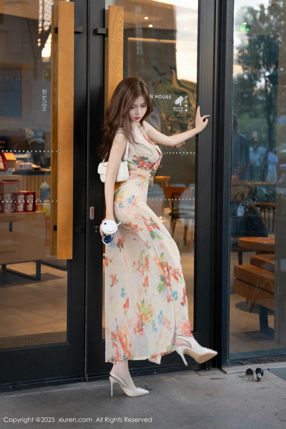 秀人集.com_[XiuRen秀人网]No.9792_模特拍黄瓜girl性感碎花长裙配超薄肉丝秀曼妙身姿完美诱惑写真77P