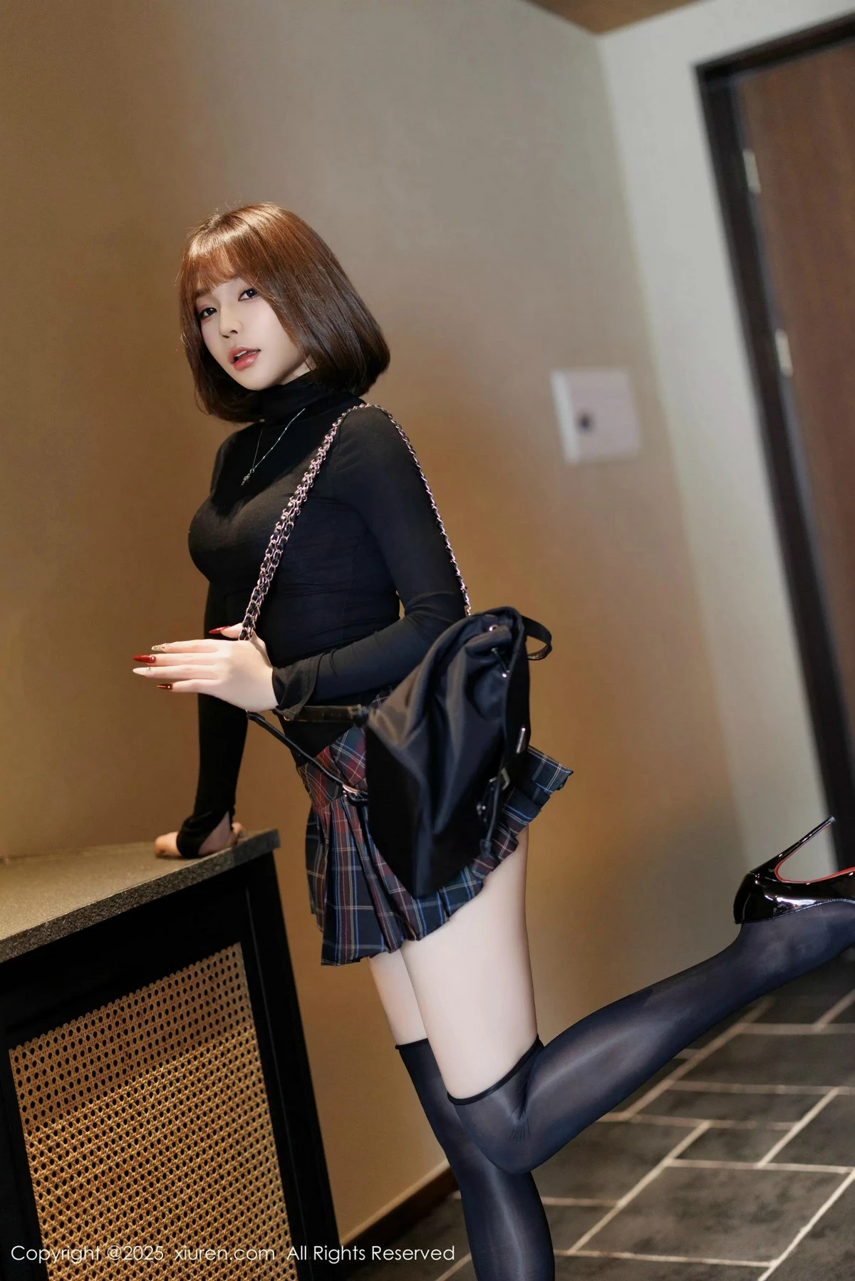 秀人集.com_[XiuRen秀人网]No.9944_女神徐莉芝Booty性感格子短裙露蓝色内衣配黑丝袜秀美腿诱惑写真85P