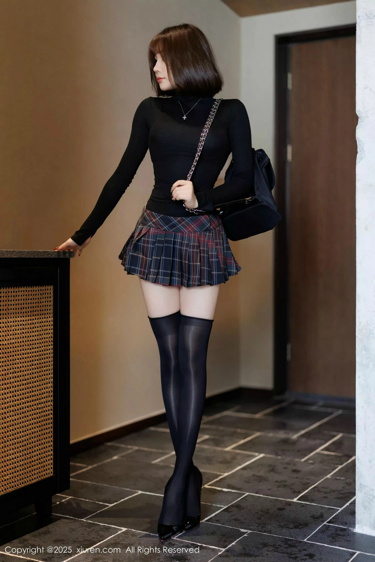 秀人集.com_[XiuRen秀人网]No.9944_女神徐莉芝Booty性感格子短裙露蓝色内衣配黑丝袜秀美腿诱惑写真85P