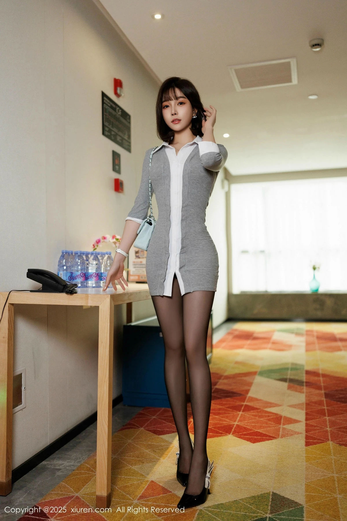 秀人集.com_[XiuRen秀人网]No.9978_女神徐莉芝Booty性感灰色连衣短裙配超薄黑丝秀完美身材诱惑写真92P