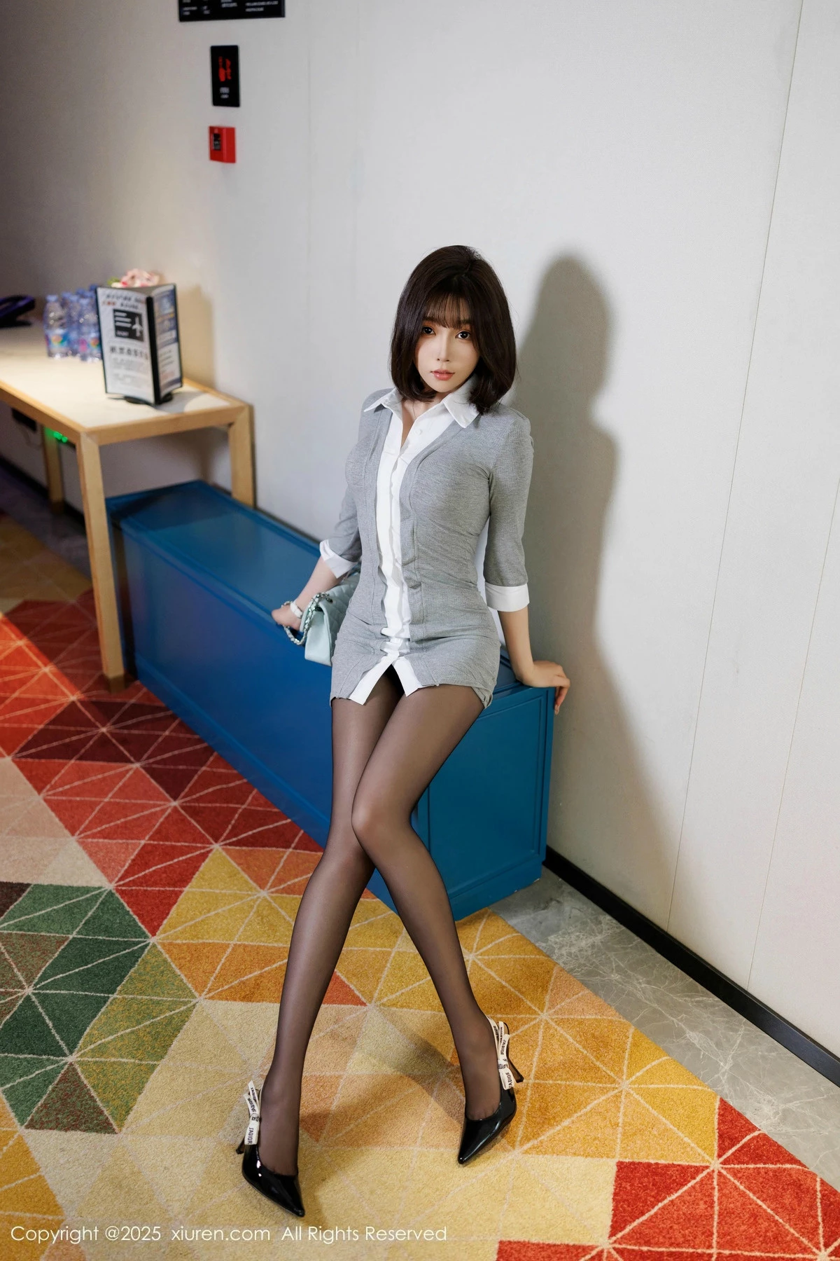 秀人集.com_[XiuRen秀人网]No.9978_女神徐莉芝Booty性感灰色连衣短裙配超薄黑丝秀完美身材诱惑写真92P