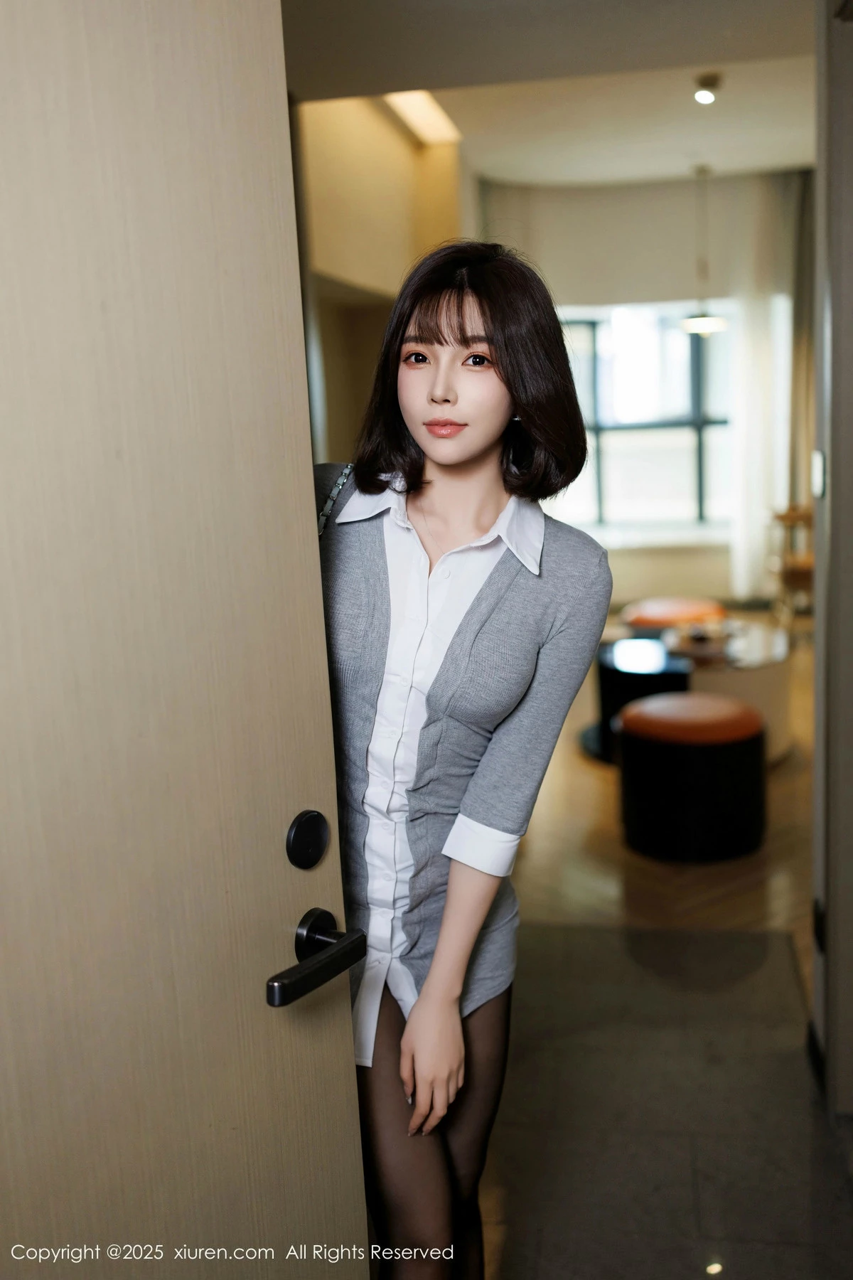 秀人集.com_[XiuRen秀人网]No.9978_女神徐莉芝Booty性感灰色连衣短裙配超薄黑丝秀完美身材诱惑写真92P