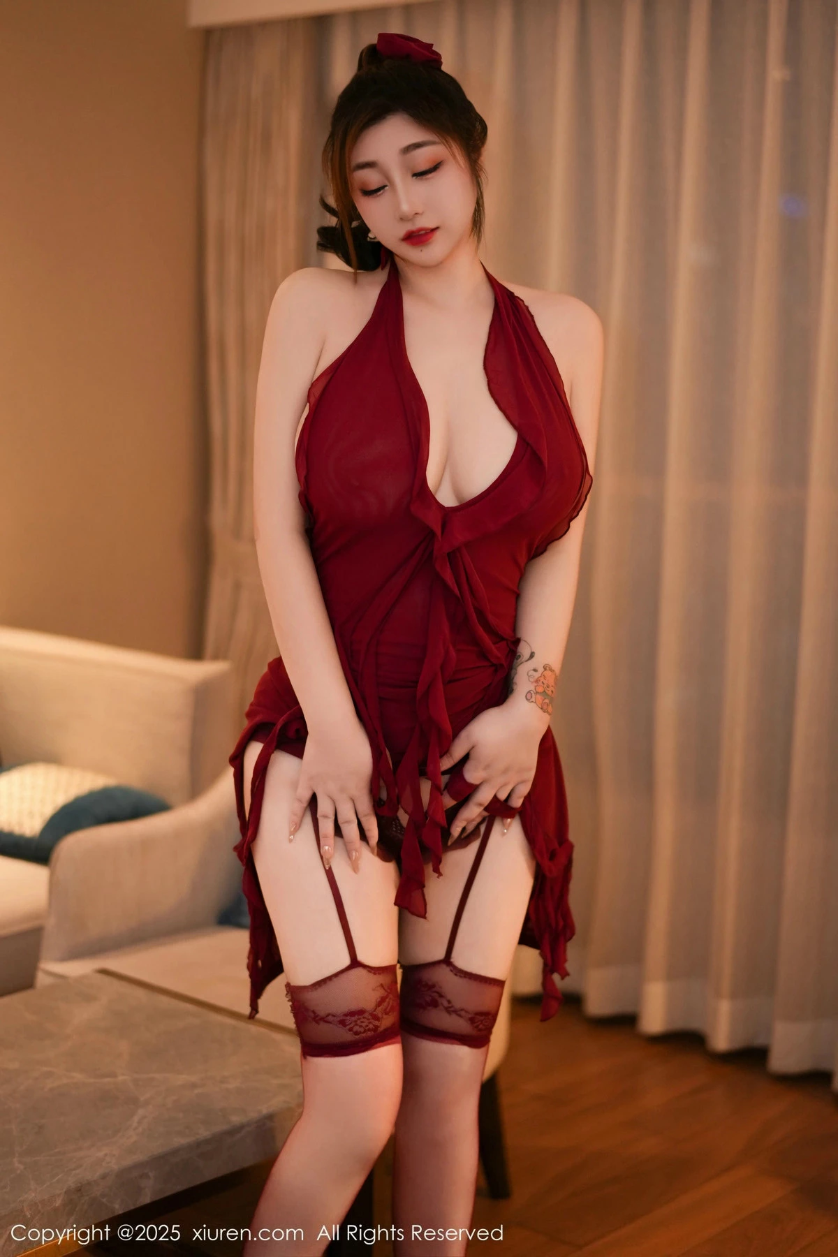 秀人集.com_[XiuRen秀人网]No.9982_女神妲己_Toxic性感红色露肩礼裙配红丝吊袜秀丰腴身姿诱惑写真70P