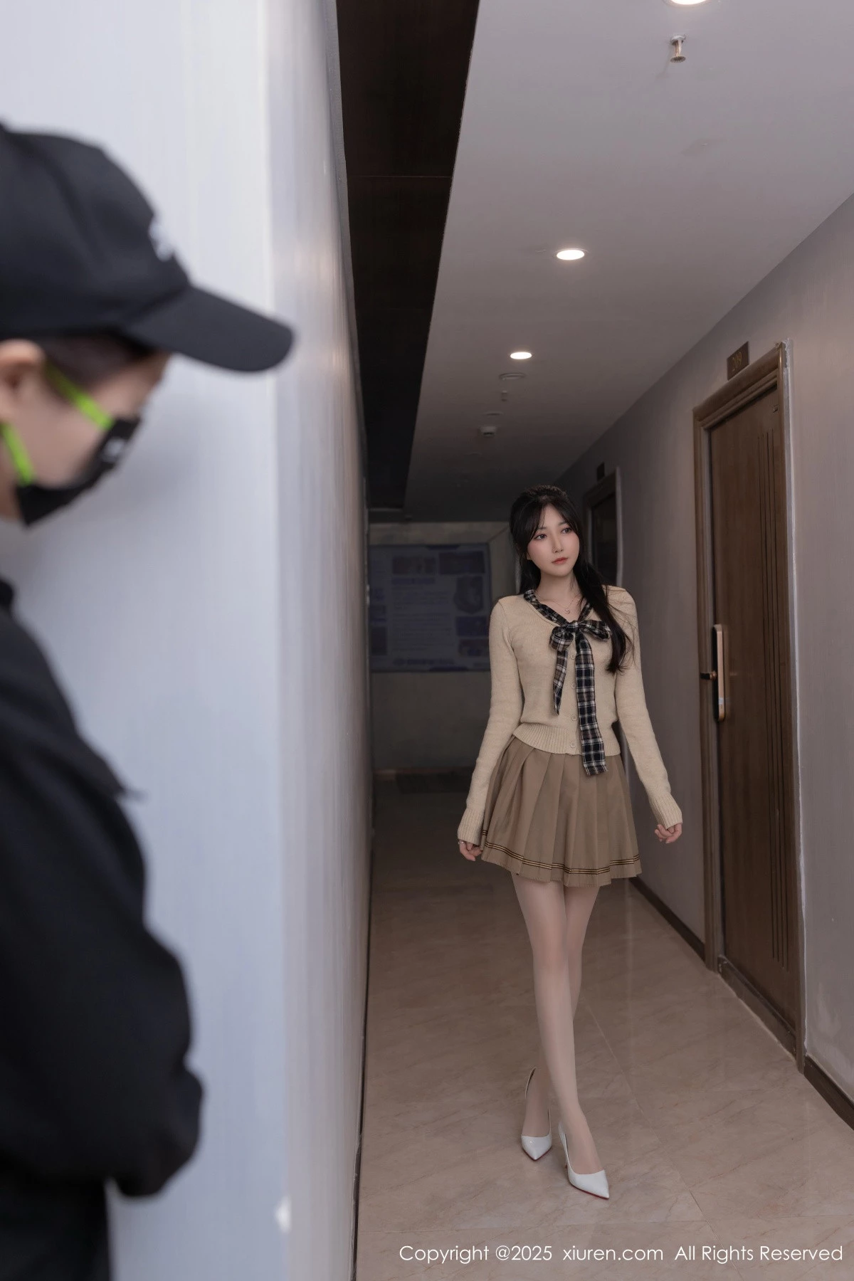 秀人集.com_[XiuRen秀人网]No.9988_模特鱼子酱Fish性感浅色短裙配开档白丝秀曼妙身姿完美诱惑写真82P