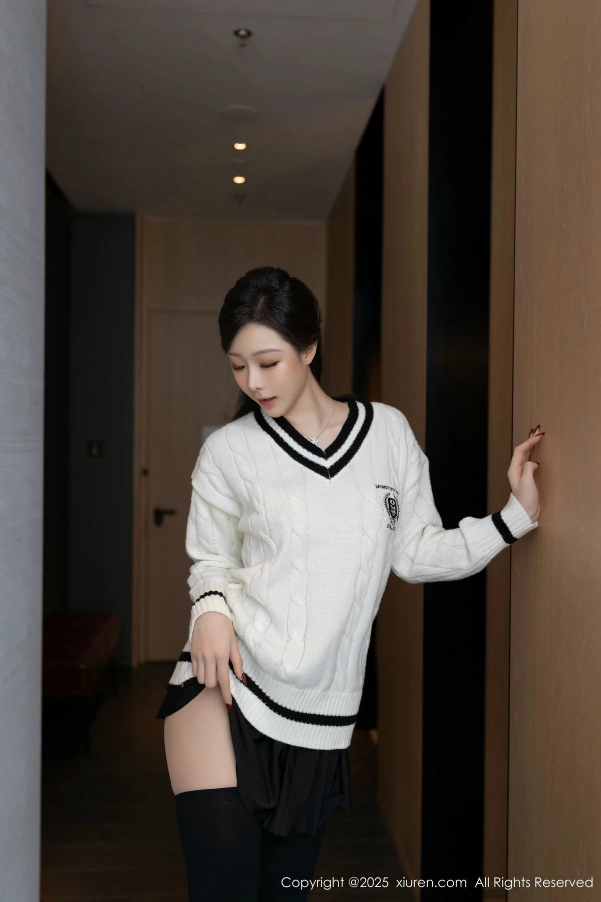 秀人集.com_[XiuRen秀人网]No.9986_模特小逗逗性感白上衣配黑色短裙露超薄黑丝秀曼妙身姿诱惑写真79P