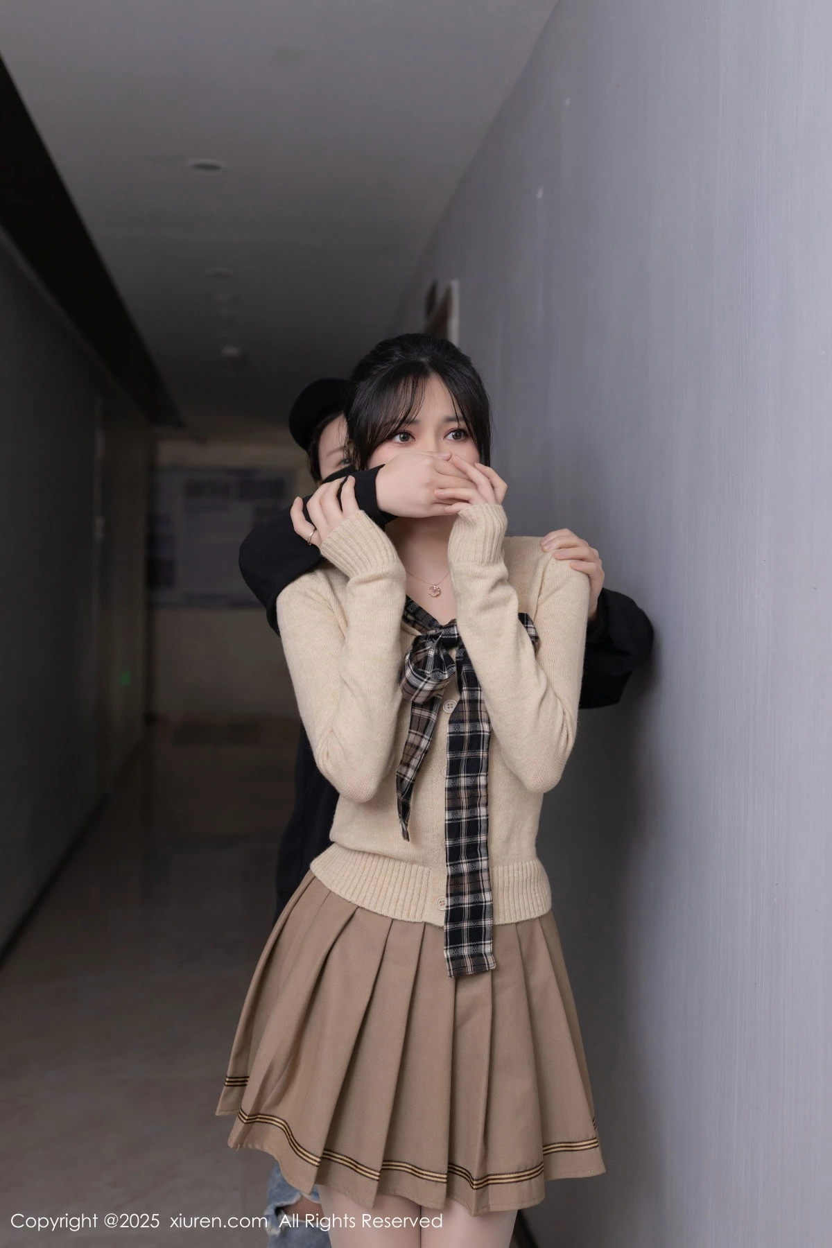 秀人集.com_[XiuRen秀人网]No.9988_模特鱼子酱Fish性感浅色短裙配开档白丝秀曼妙身姿完美诱惑写真82P