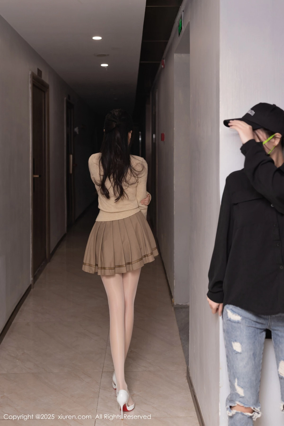 秀人集.com_[XiuRen秀人网]No.9988_模特鱼子酱Fish性感浅色短裙配开档白丝秀曼妙身姿完美诱惑写真82P