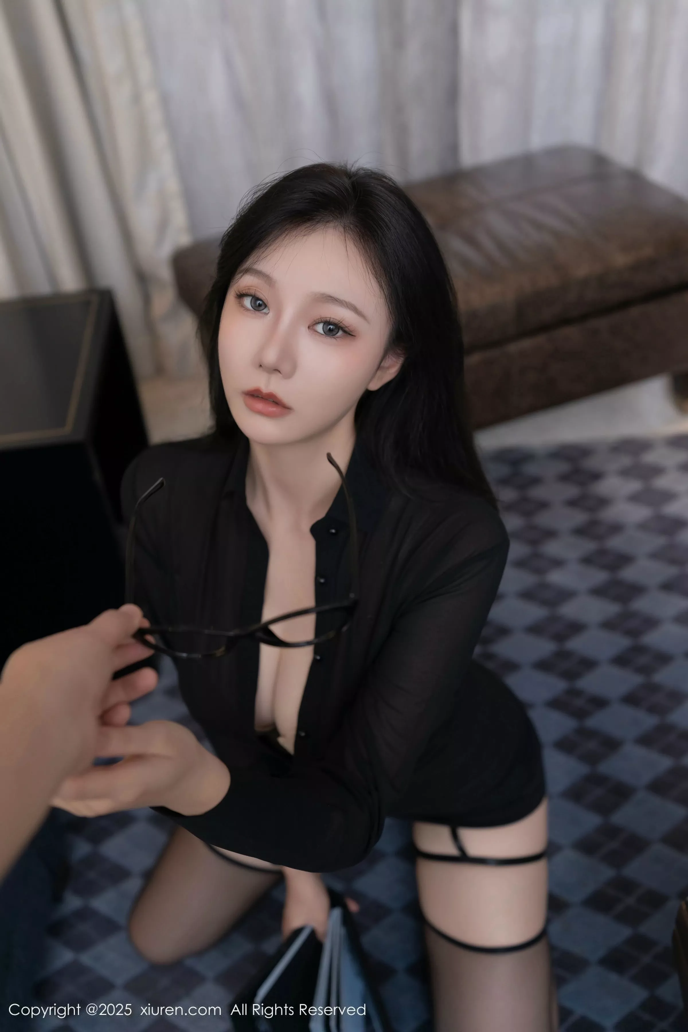 秀人集.com_[XiuRen秀人网]No.9999_模特安然anran性感黑色包臀短裙配黑丝吊袜秀曼妙身姿诱惑写真85P