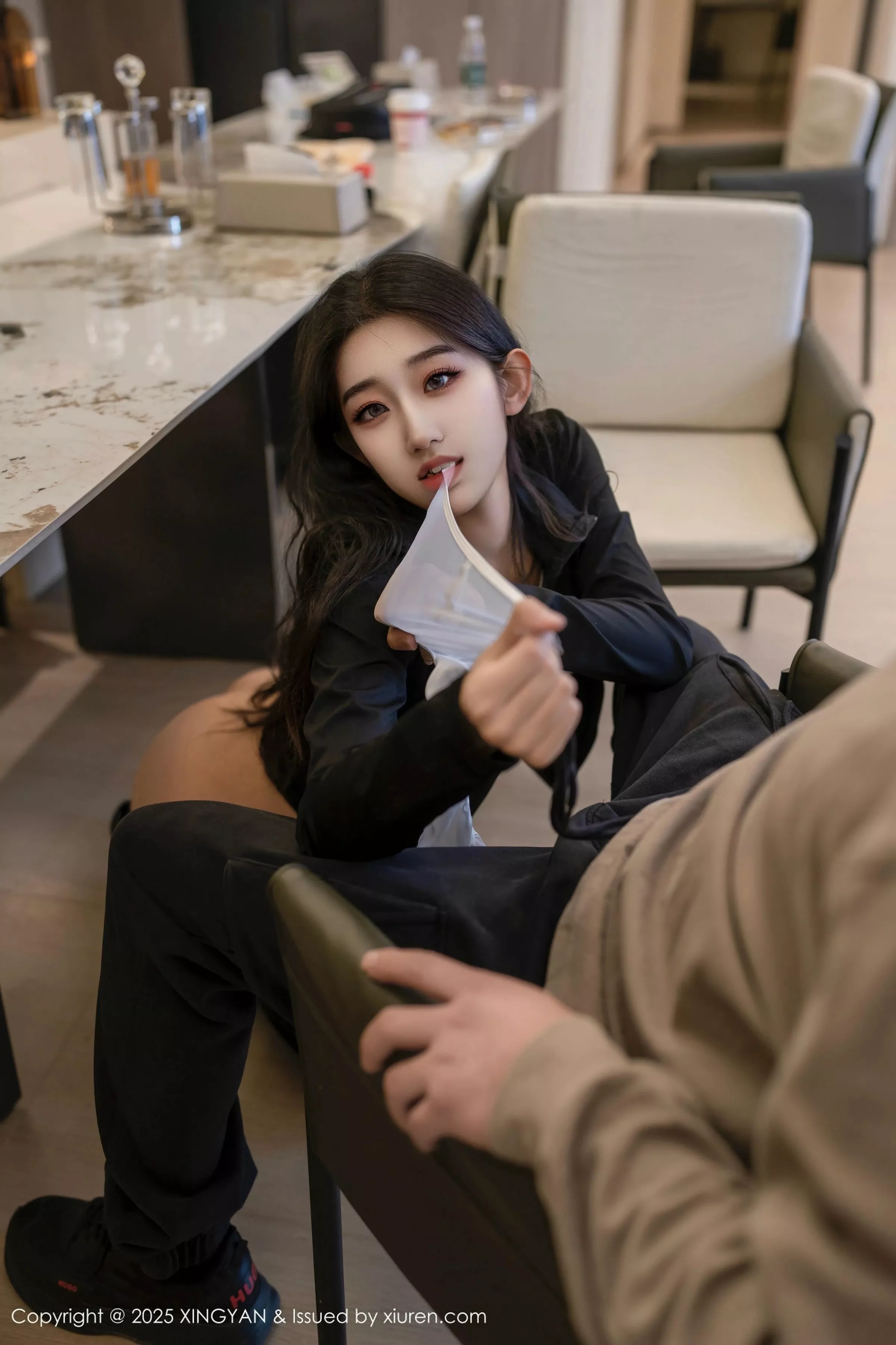 秀人集.com_[XINGYAN星颜社]VOL.321_模特星冉性感黑色外套露白色内衣秀曼妙身姿撩人诱惑写真76P