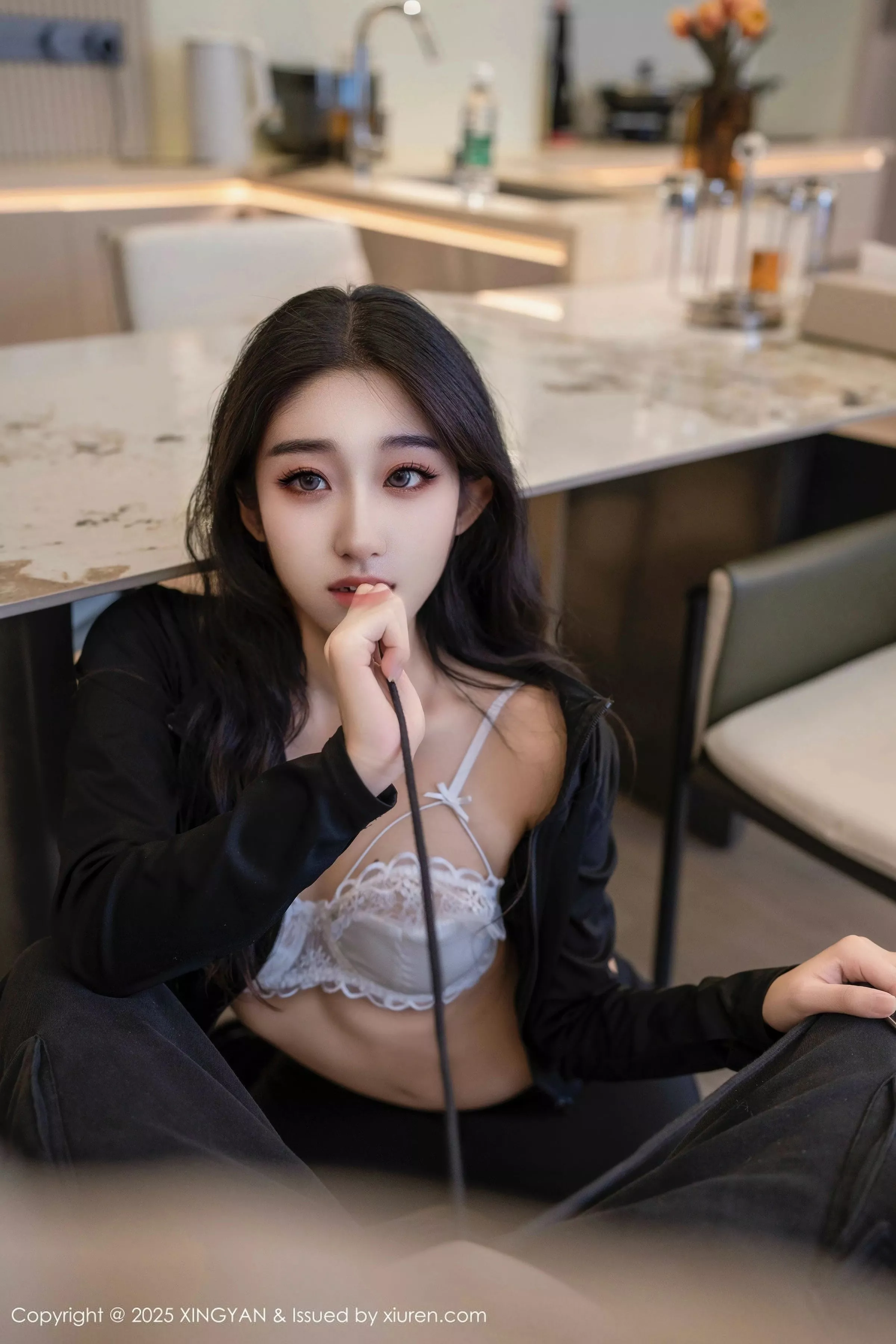 秀人集.com_[XINGYAN星颜社]VOL.321_模特星冉性感黑色外套露白色内衣秀曼妙身姿撩人诱惑写真76P