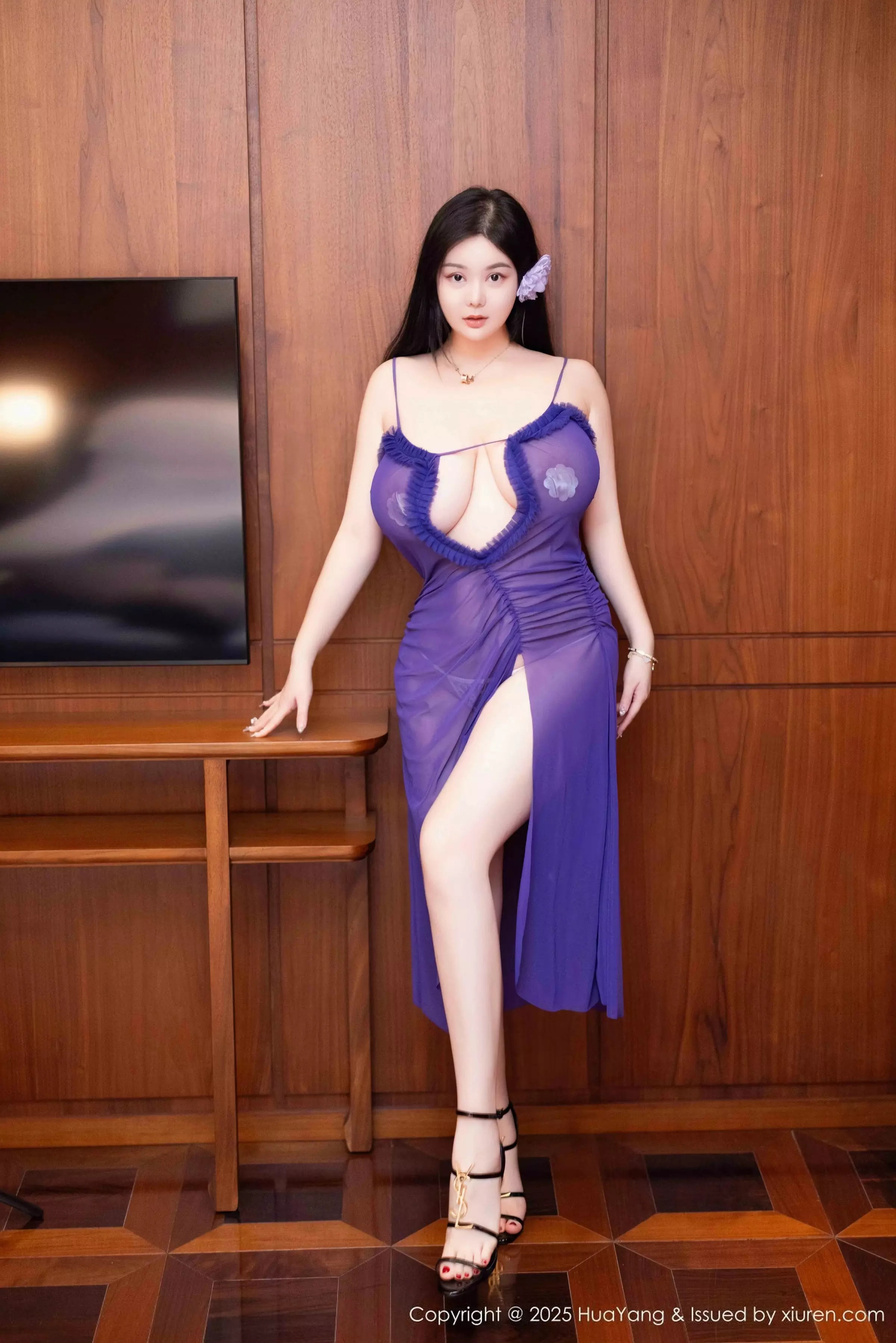 秀人集.com_[HuaYang花漾]Vol.635_女神易阳Silvia私房性感紫色吊带连衣裙秀丰乳肥臀惹火诱惑写真57P