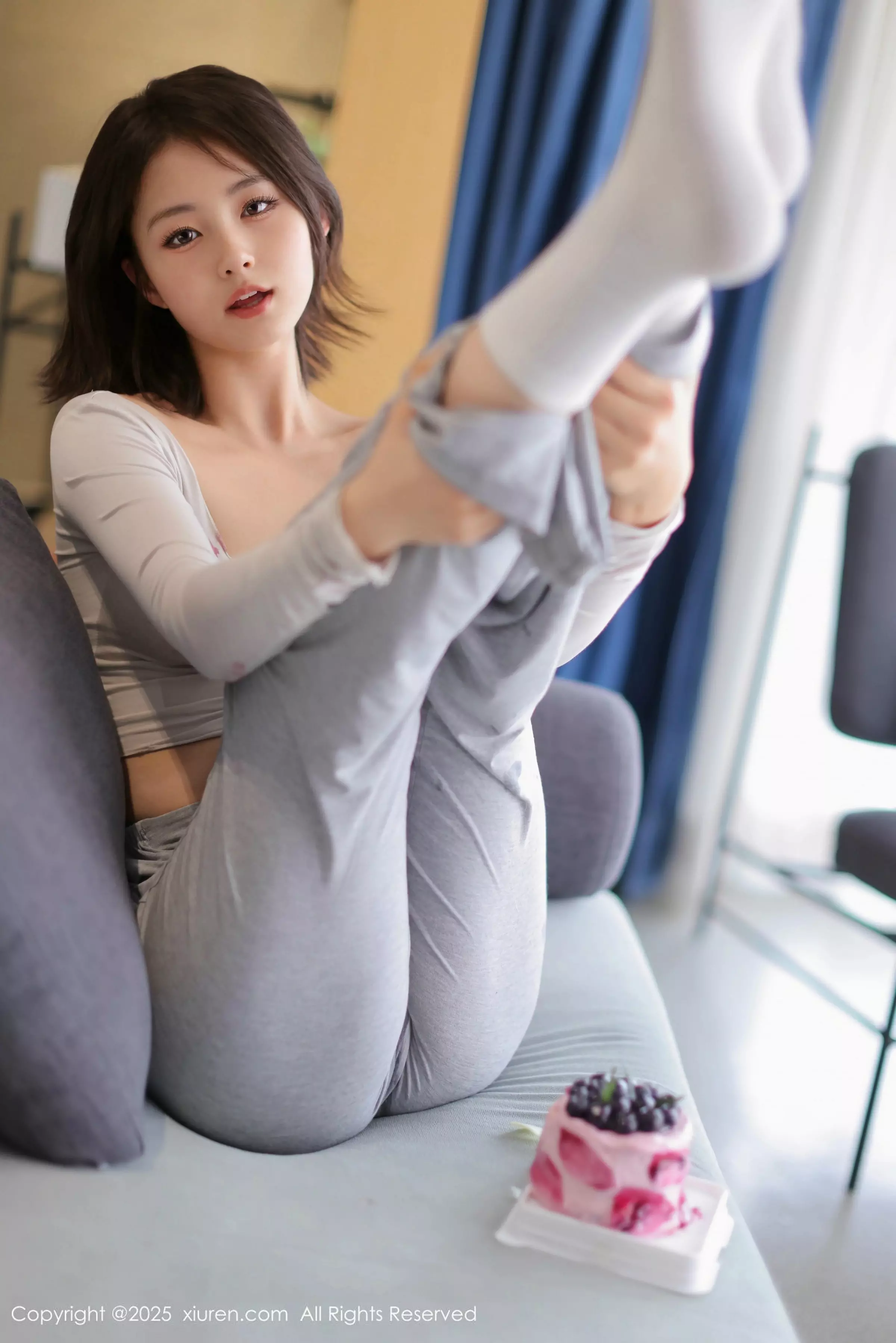 秀人集.com_[XiuRen秀人网]No.10021_模特小橘子orange性感灰色日常服配超薄黑丝秀曼妙身姿诱惑写真77P