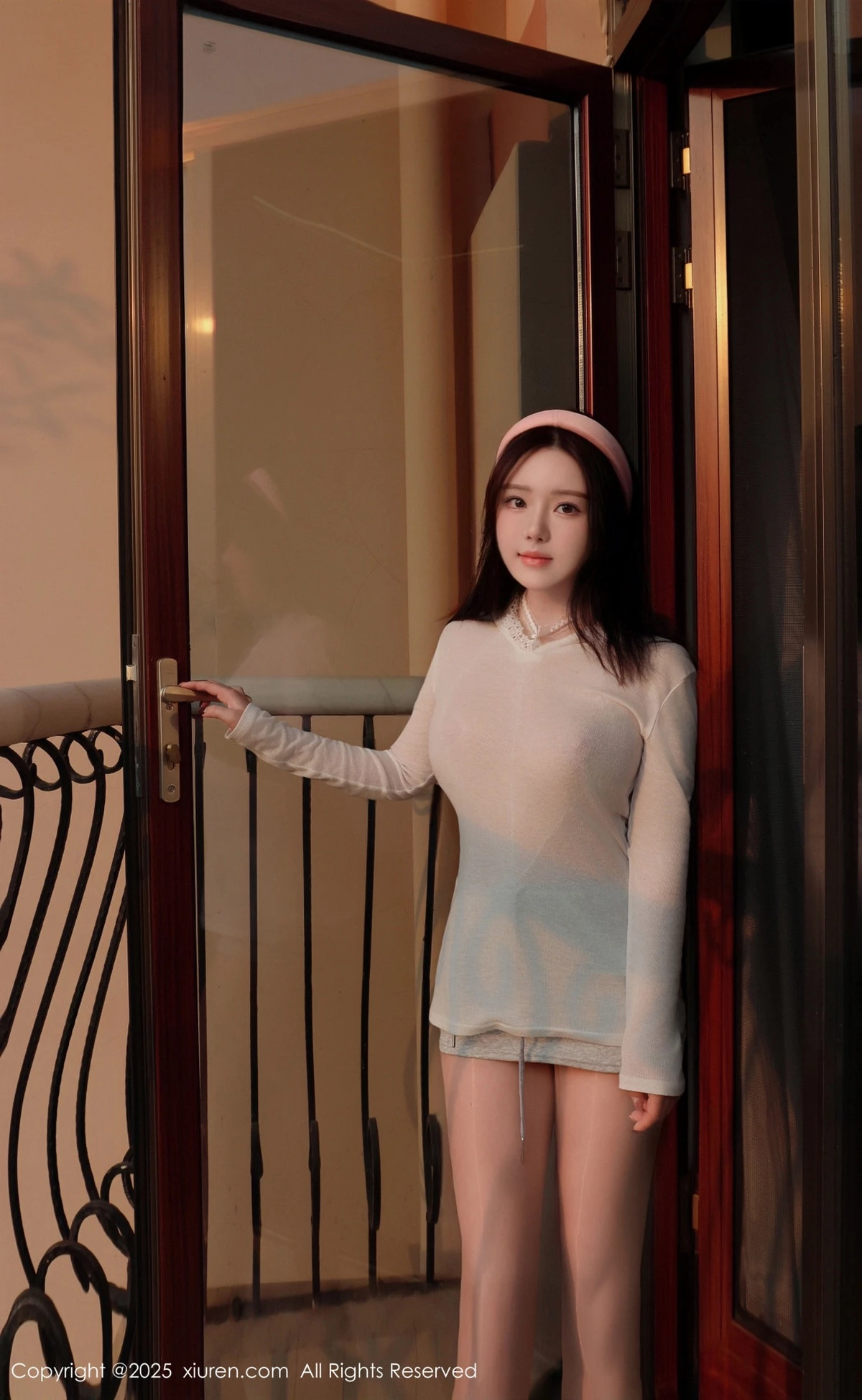 秀人集.com_[XiuRen秀人网]No.9923_模特小薯条nienie性感薄透白T恤配超薄肉丝秀惹火身材诱惑写真50P