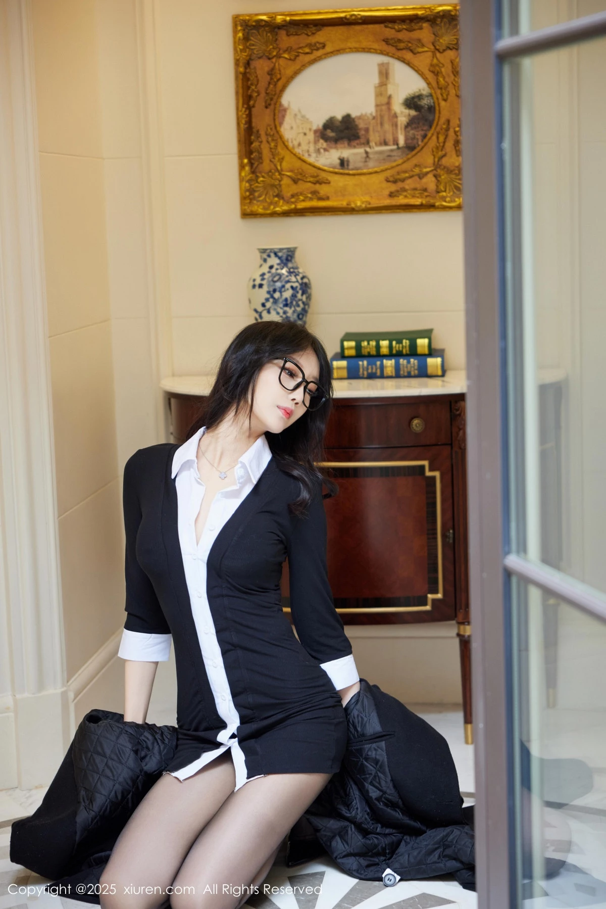 秀人集.com_[XiuRen秀人网]No.9926_模特玥儿玥er性感黑色外套裙露黑色内衣配超薄黑丝极致魅惑写真82P