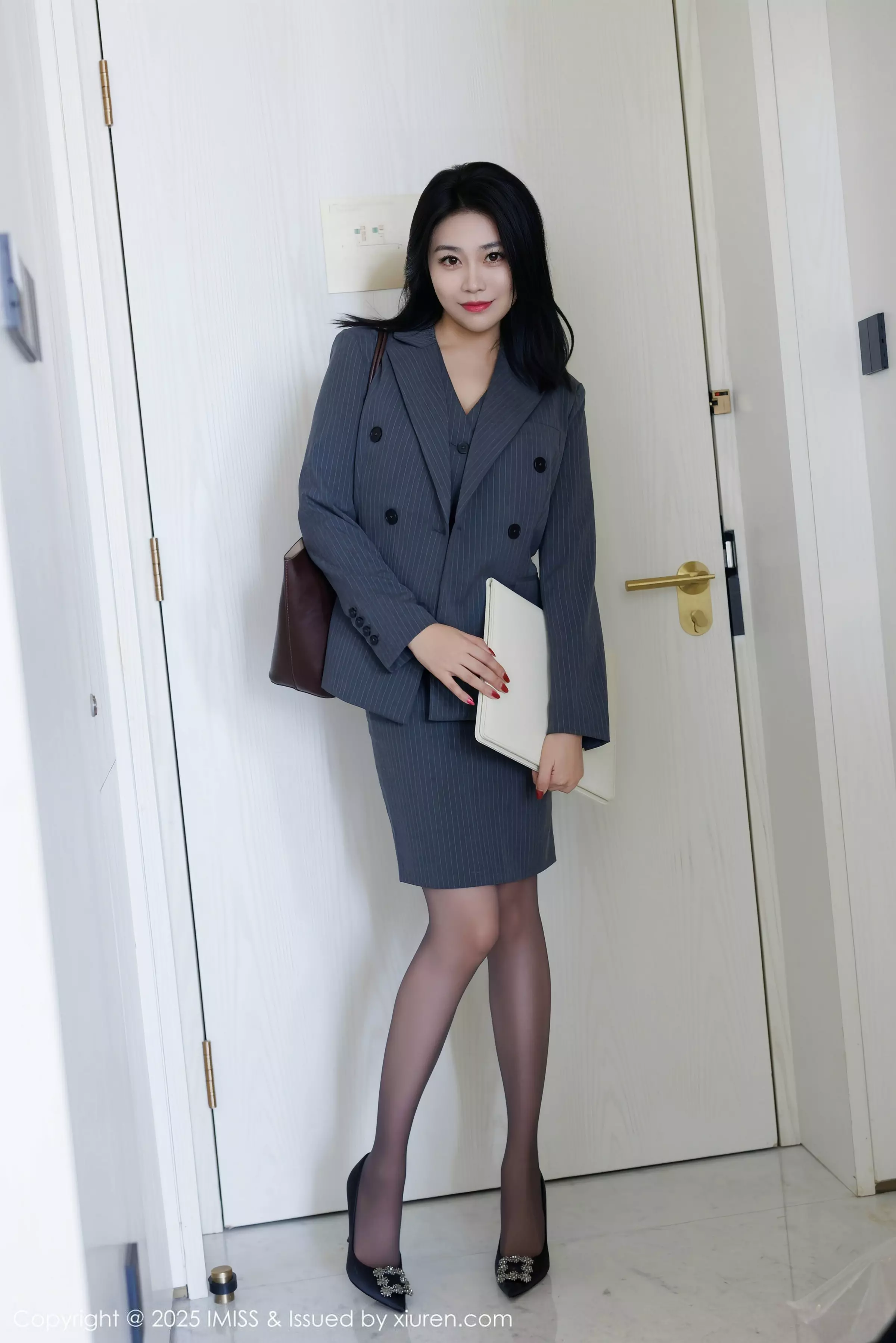 秀人集.com_[IMISS爱蜜社]Vol.787_女神许诺Sabrina性感OL职业装露红色蕾丝内衣配超薄黑丝魅惑写真106P