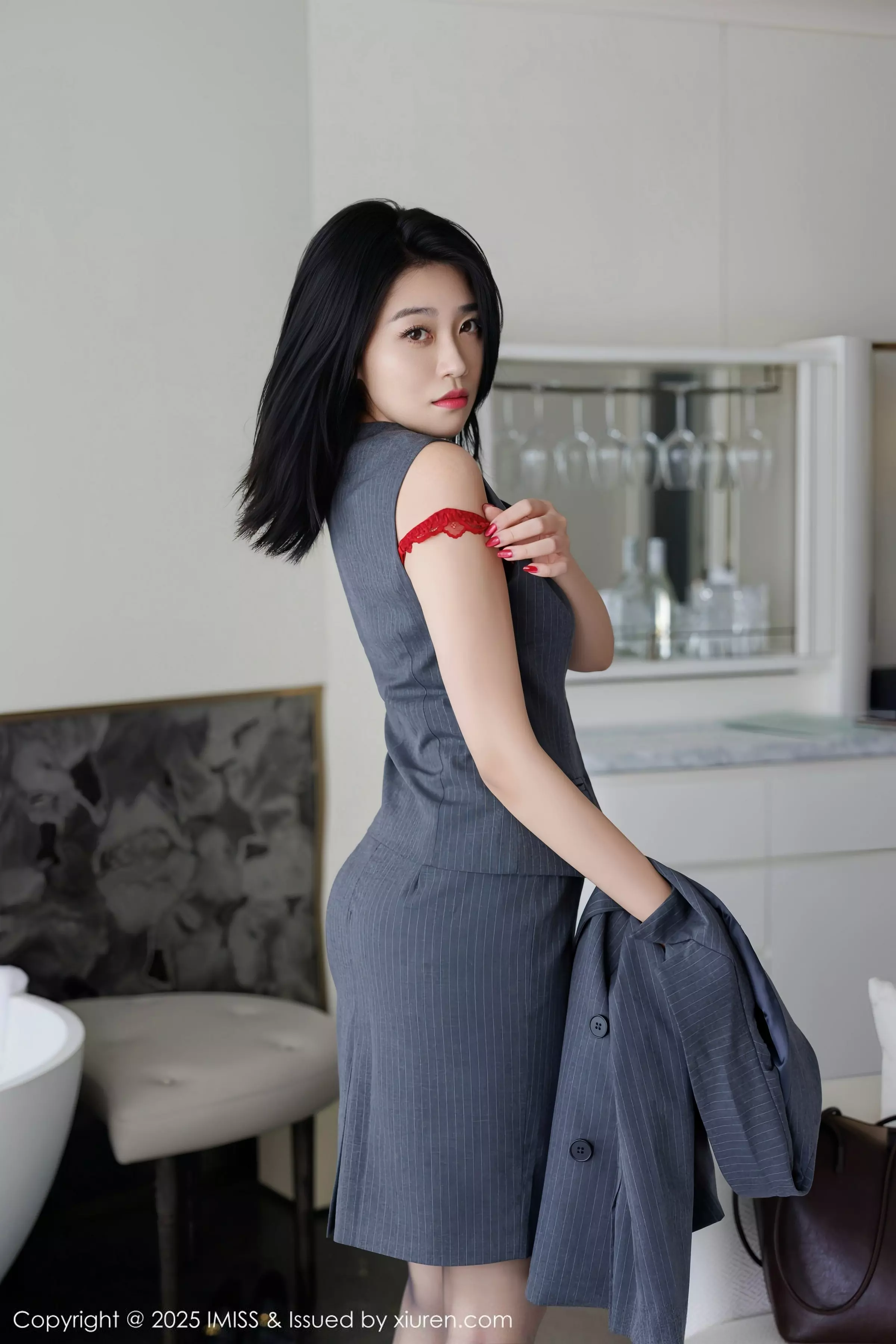 秀人集.com_[IMISS爱蜜社]Vol.787_女神许诺Sabrina性感OL职业装露红色蕾丝内衣配超薄黑丝魅惑写真106P