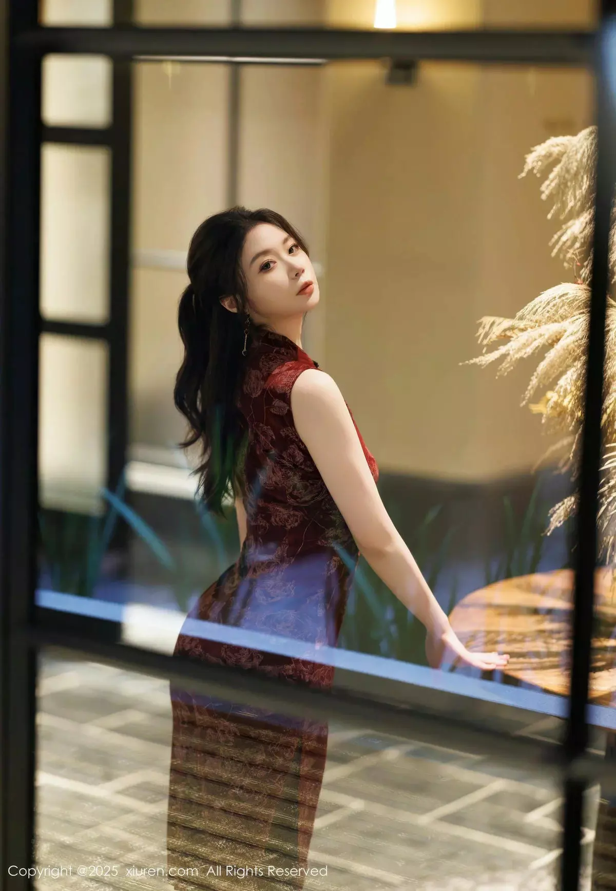 秀人集.com_[XiuRen秀人网]No.10106_模特梦心玥红色旗袍露紫色情趣服饰配黑丝袜秀高挑身材诱惑写真82P