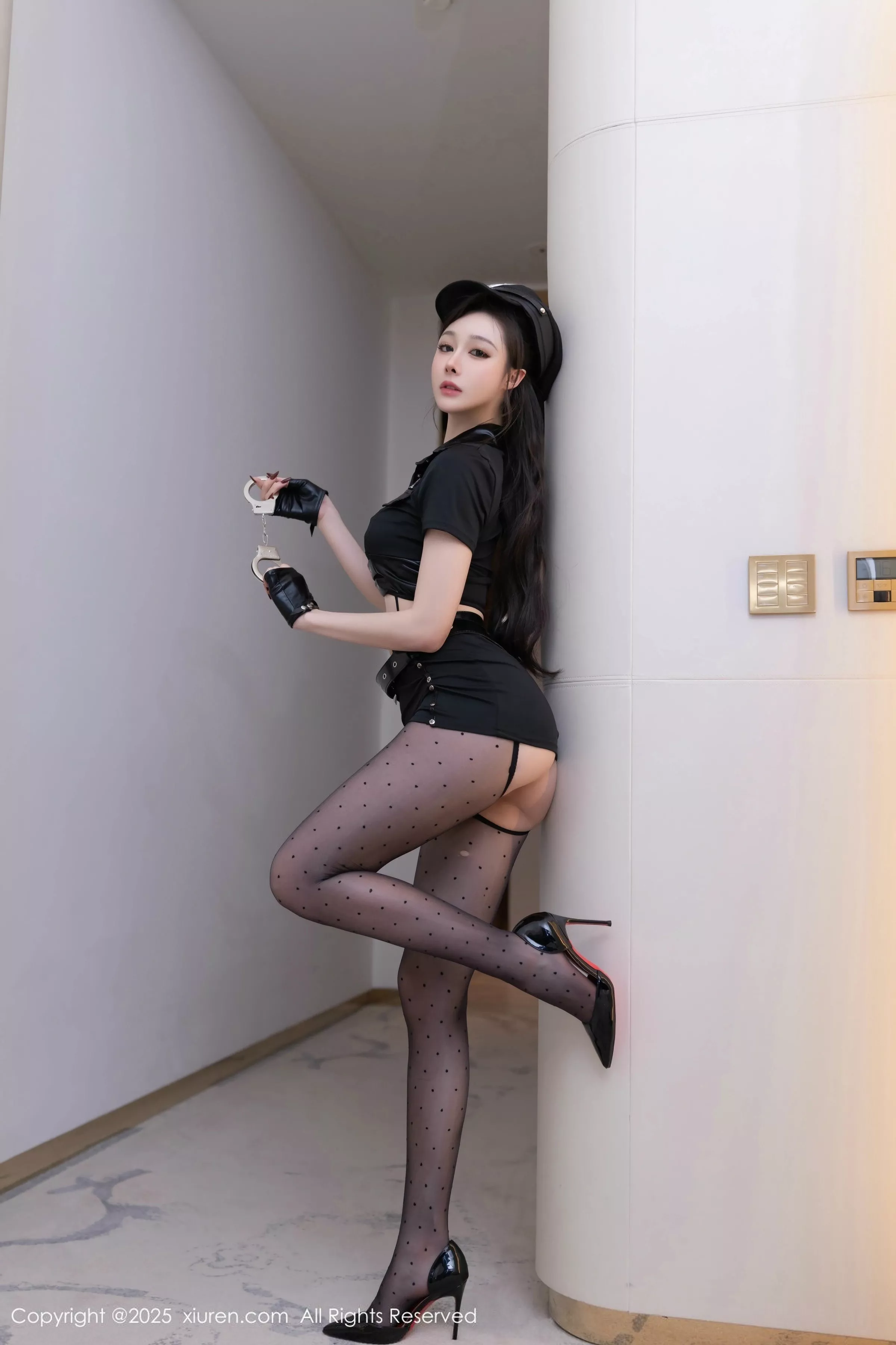 秀人集.com_[XiuRen秀人网]No.10115_模特小逗逗性感黑色制服露黑色情趣内衣配超薄黑丝极致魅惑写真80P