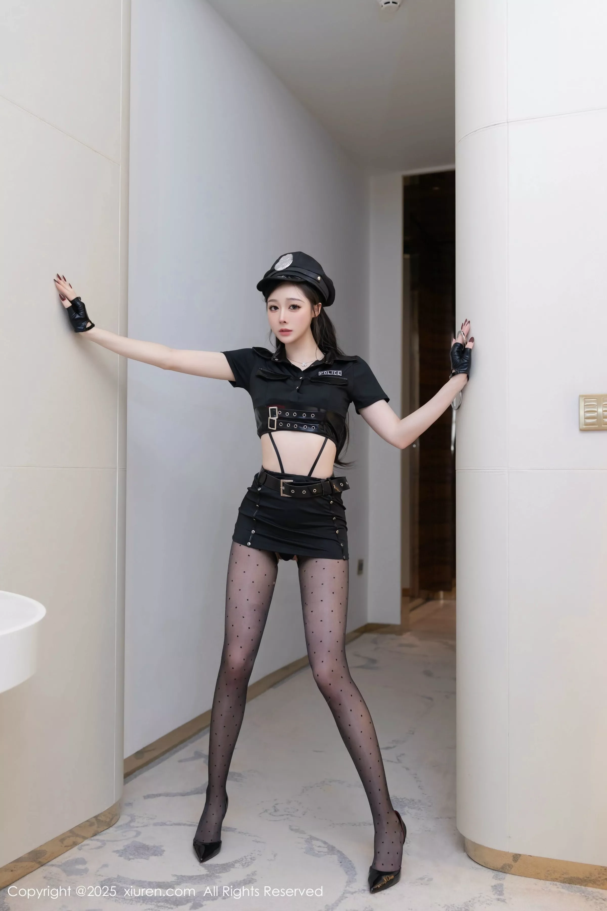 秀人集.com_[XiuRen秀人网]No.10115_模特小逗逗性感黑色制服露黑色情趣内衣配超薄黑丝极致魅惑写真80P