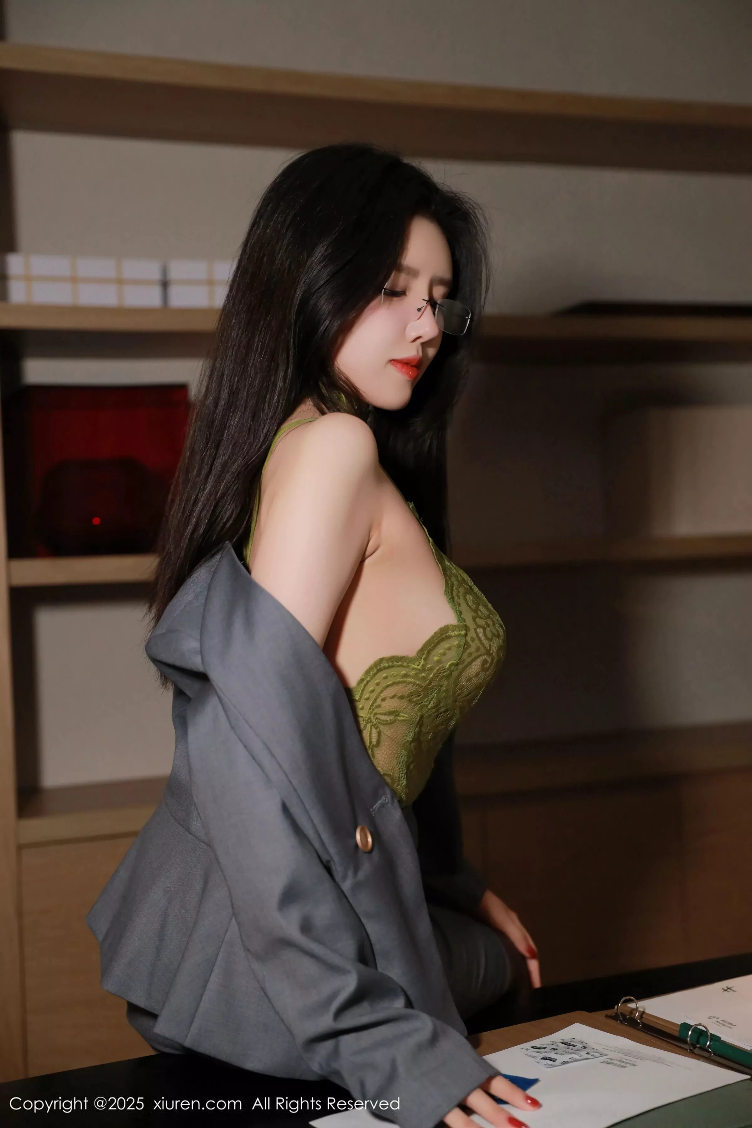 秀人集.com_[XiuRen秀人网]No.10119_模特唐翩翩性感灰色OL服饰配黑丝吊袜秀完美身材迷人诱惑写真74P