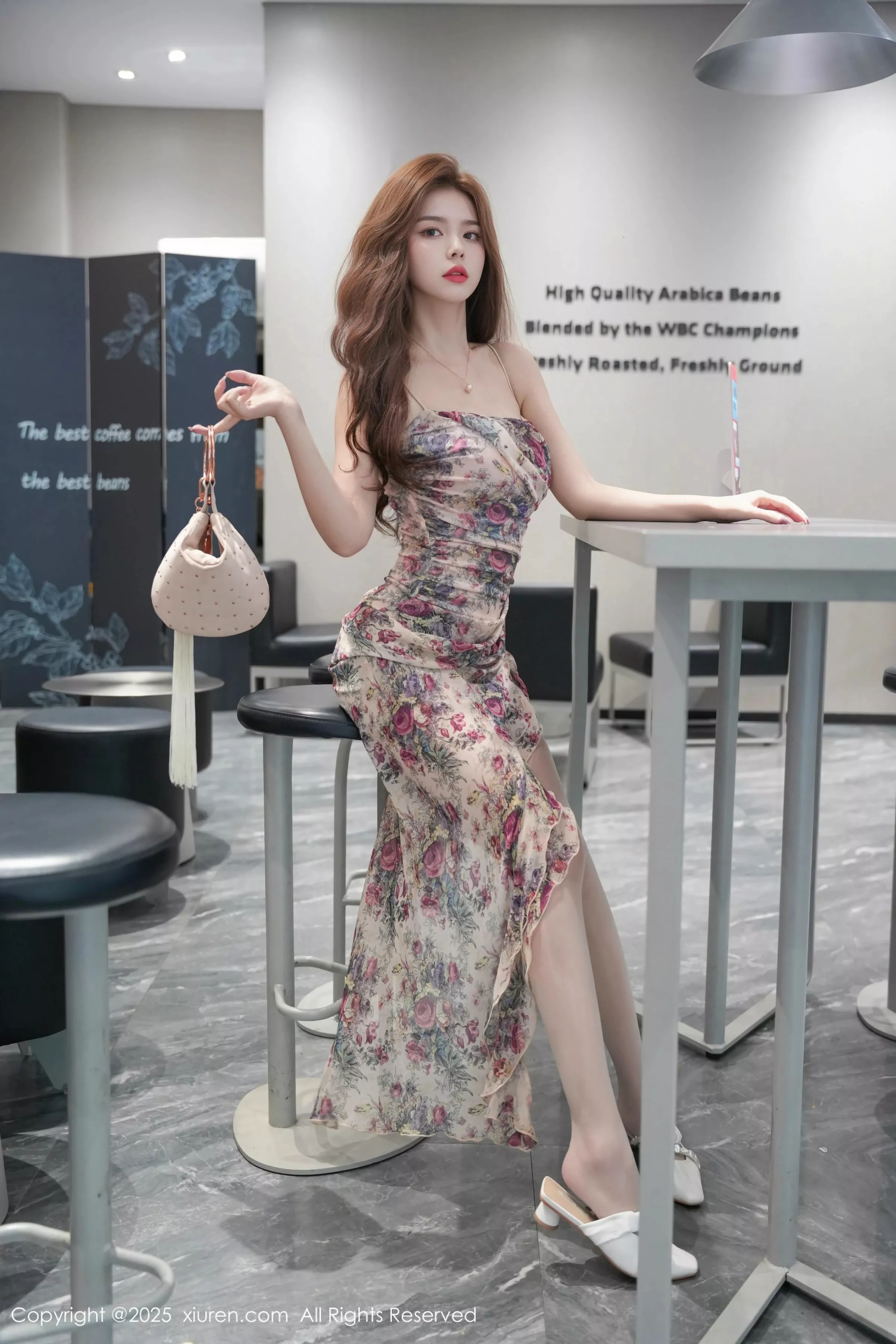 秀人集.com_[XiuRen秀人网]No.10128_模特拍黄瓜girl性感碎花连衣短裙配超薄白丝秀曼妙身姿诱惑写真82P