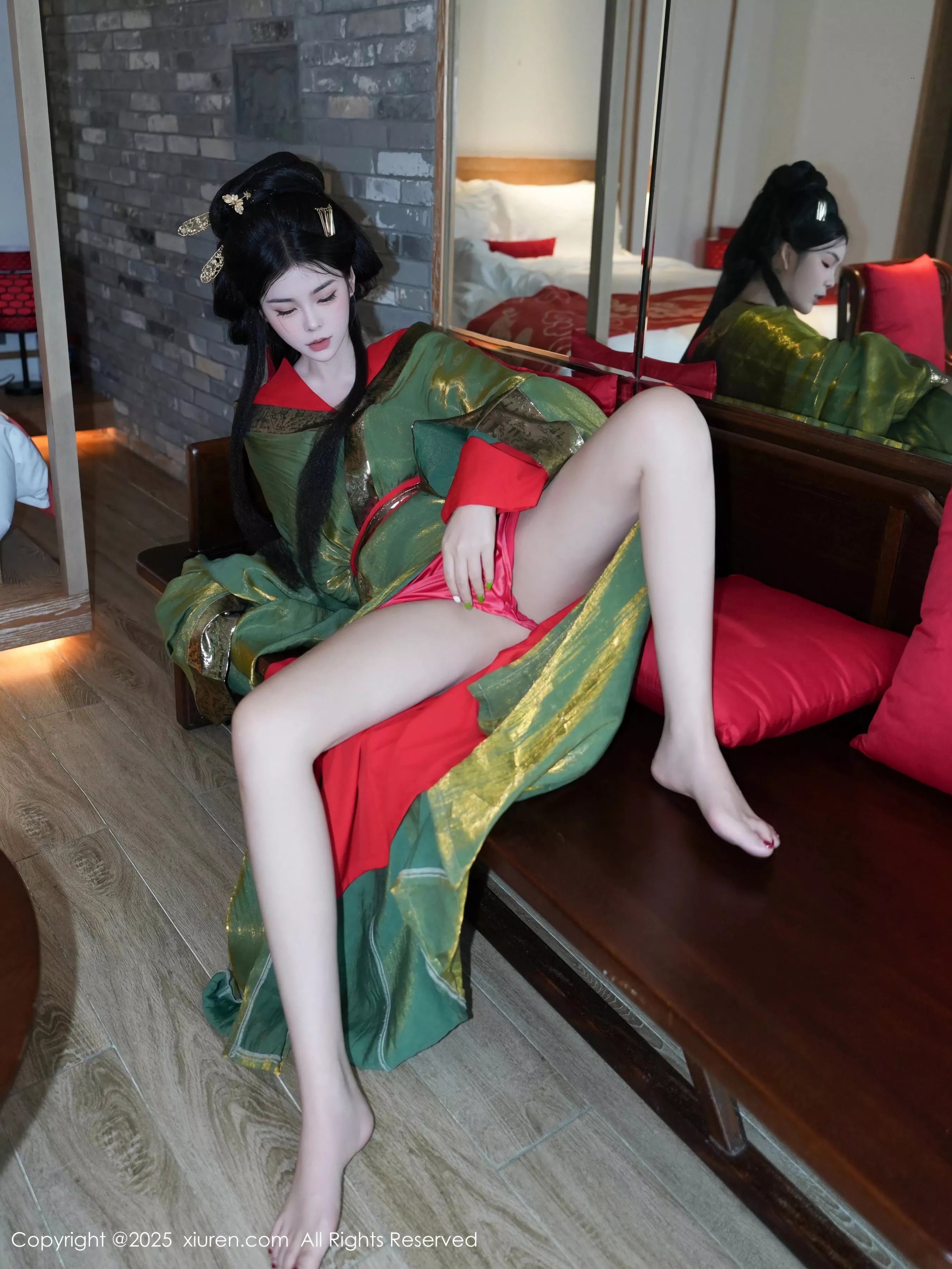 秀人集.com_[XiuRen秀人网]No.10126_模特雪糕CiCi性感绿色古风服饰露红色情趣服饰秀美腿诱惑写真68P