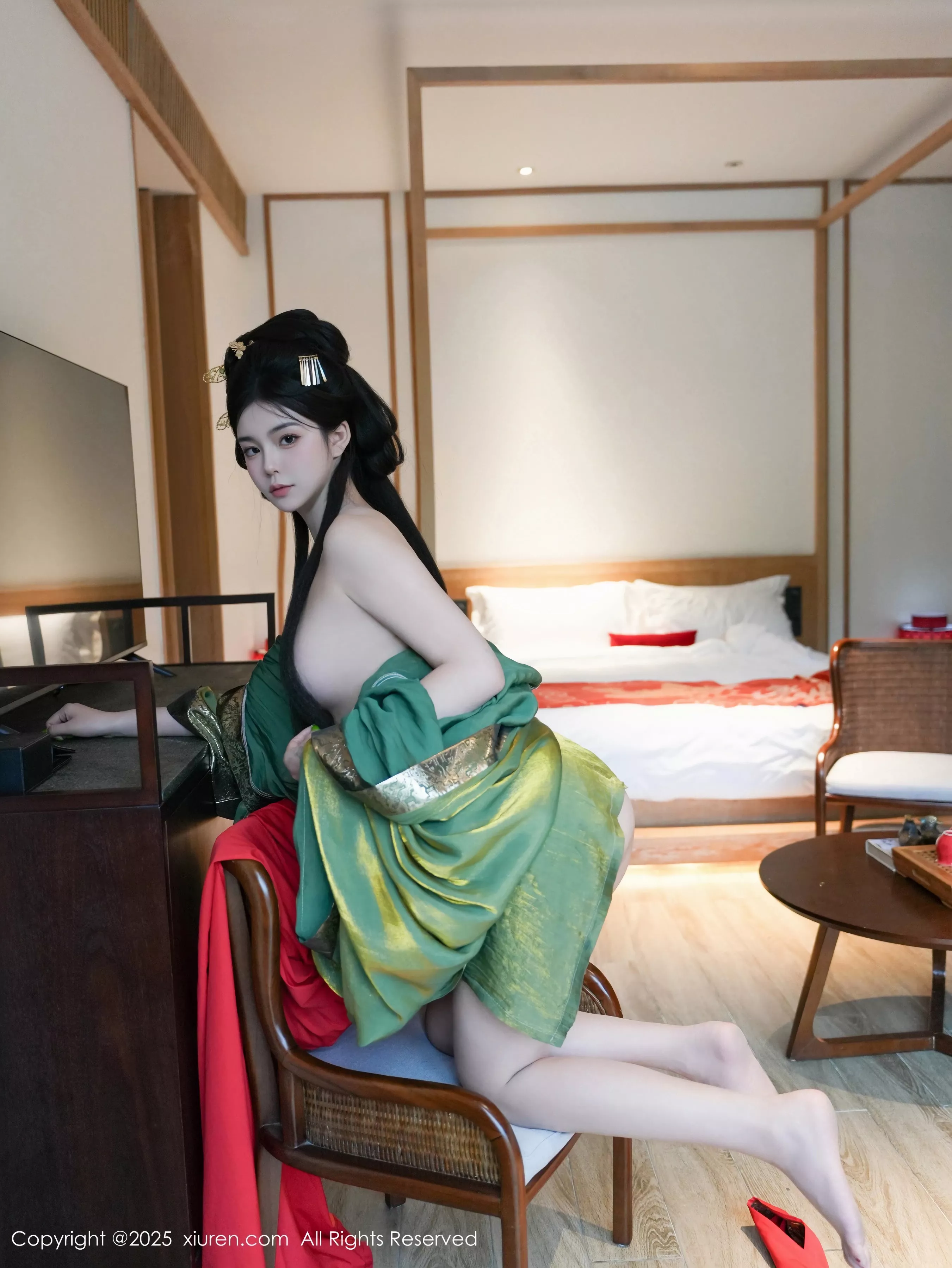 秀人集.com_[XiuRen秀人网]No.10126_模特雪糕CiCi性感绿色古风服饰露红色情趣服饰秀美腿诱惑写真68P