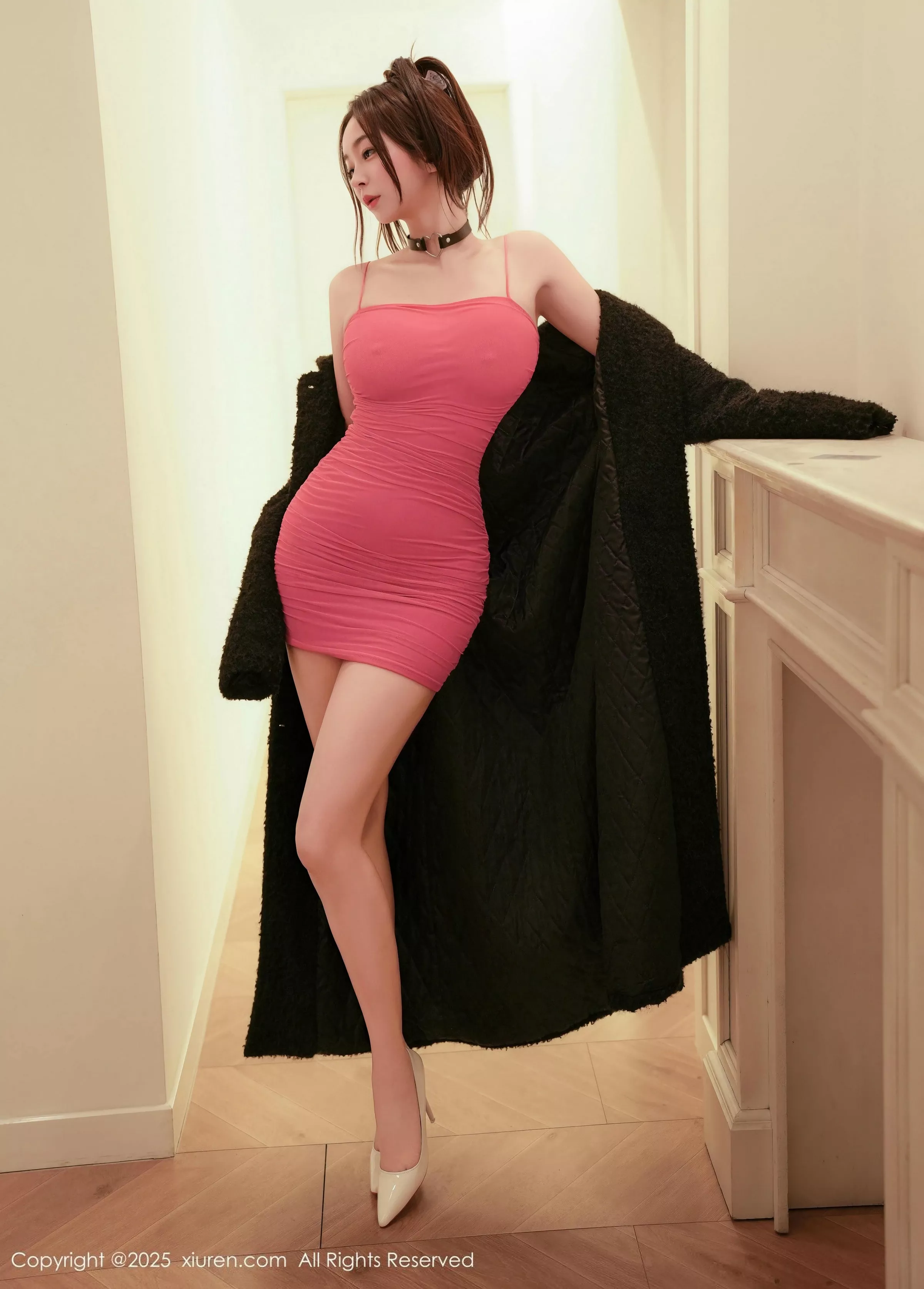 秀人集.com_[XiuRen秀人网]No.10132_模特星星baby黑色大衣露粉色连衣短裙秀曼妙身姿撩人诱惑写真55P