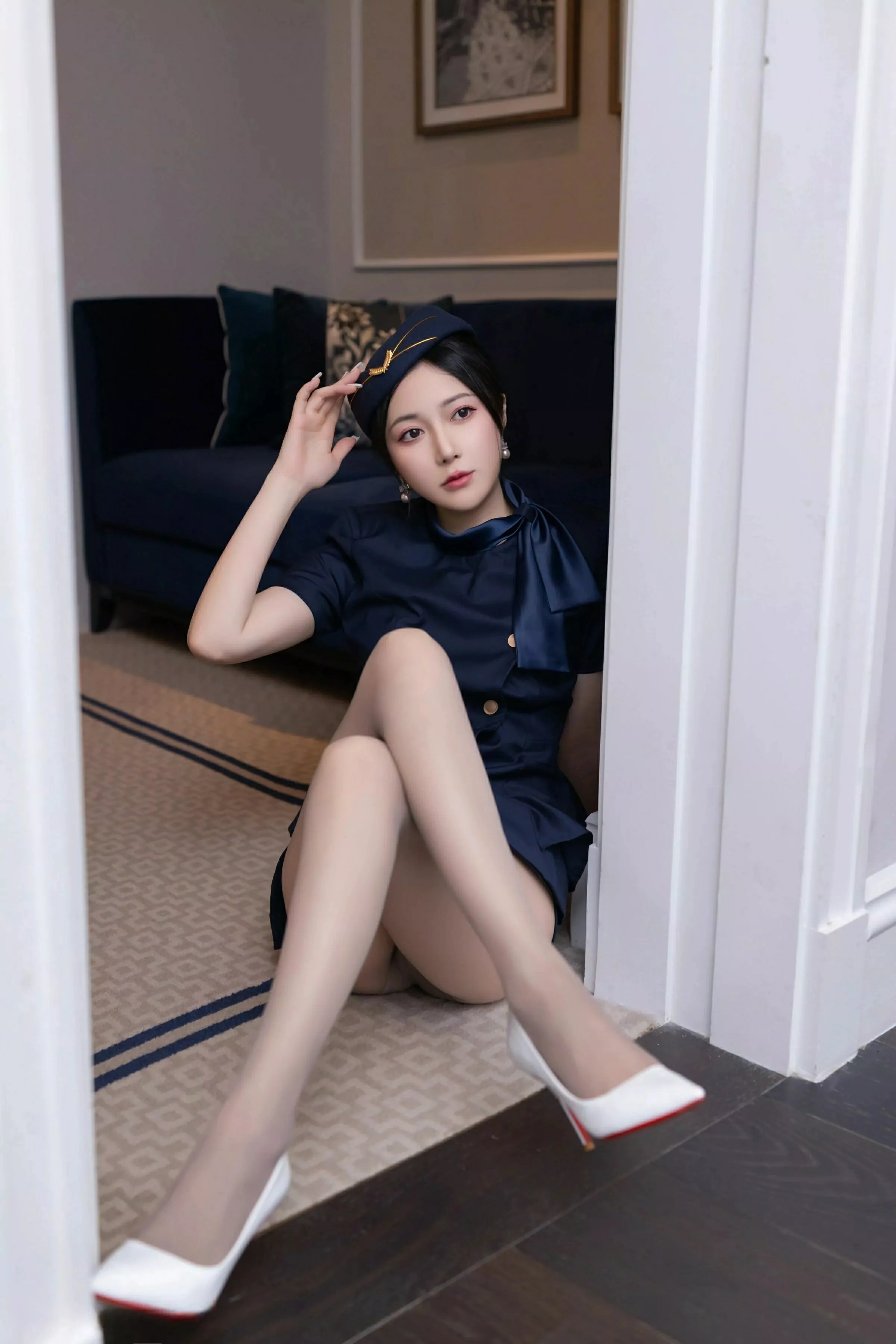 秀人集.com_[XiuRen秀人网]No.10142_模特鱼子酱Fish性感空姐制服露白色内衣配灰丝袜秀美腿诱惑写真80P