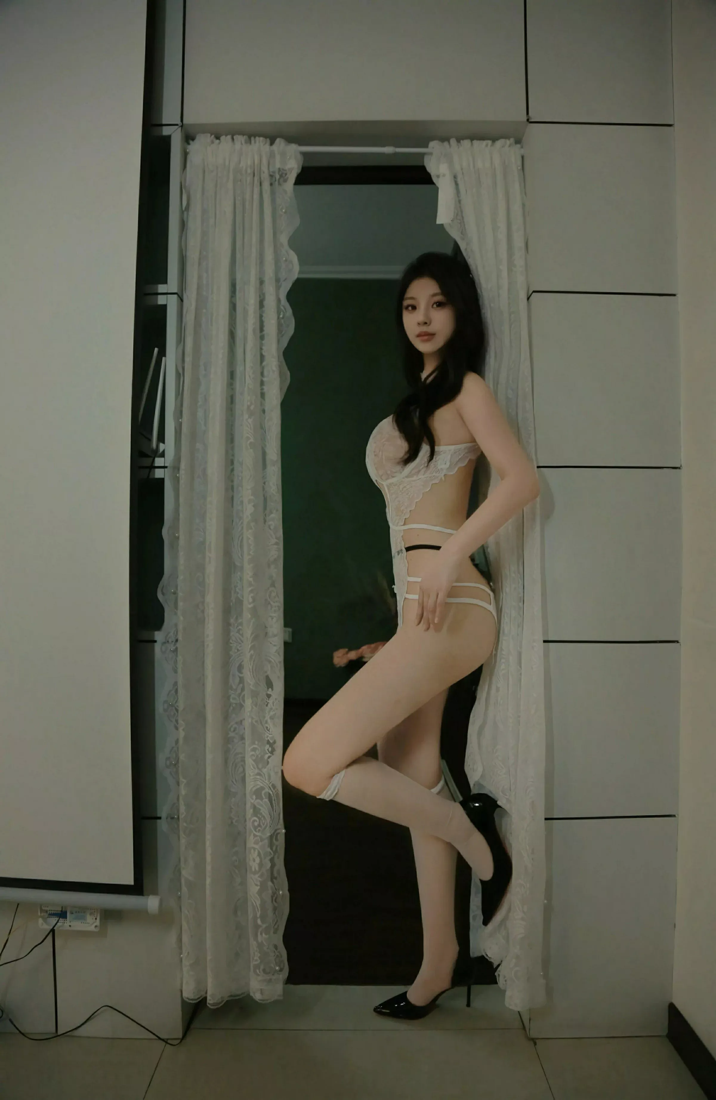 秀人集.com_[XiuRen秀人网]No.10137_新人模特小芭乐性感白色情趣内衣配白丝袜秀曼妙身姿诱惑写真64P