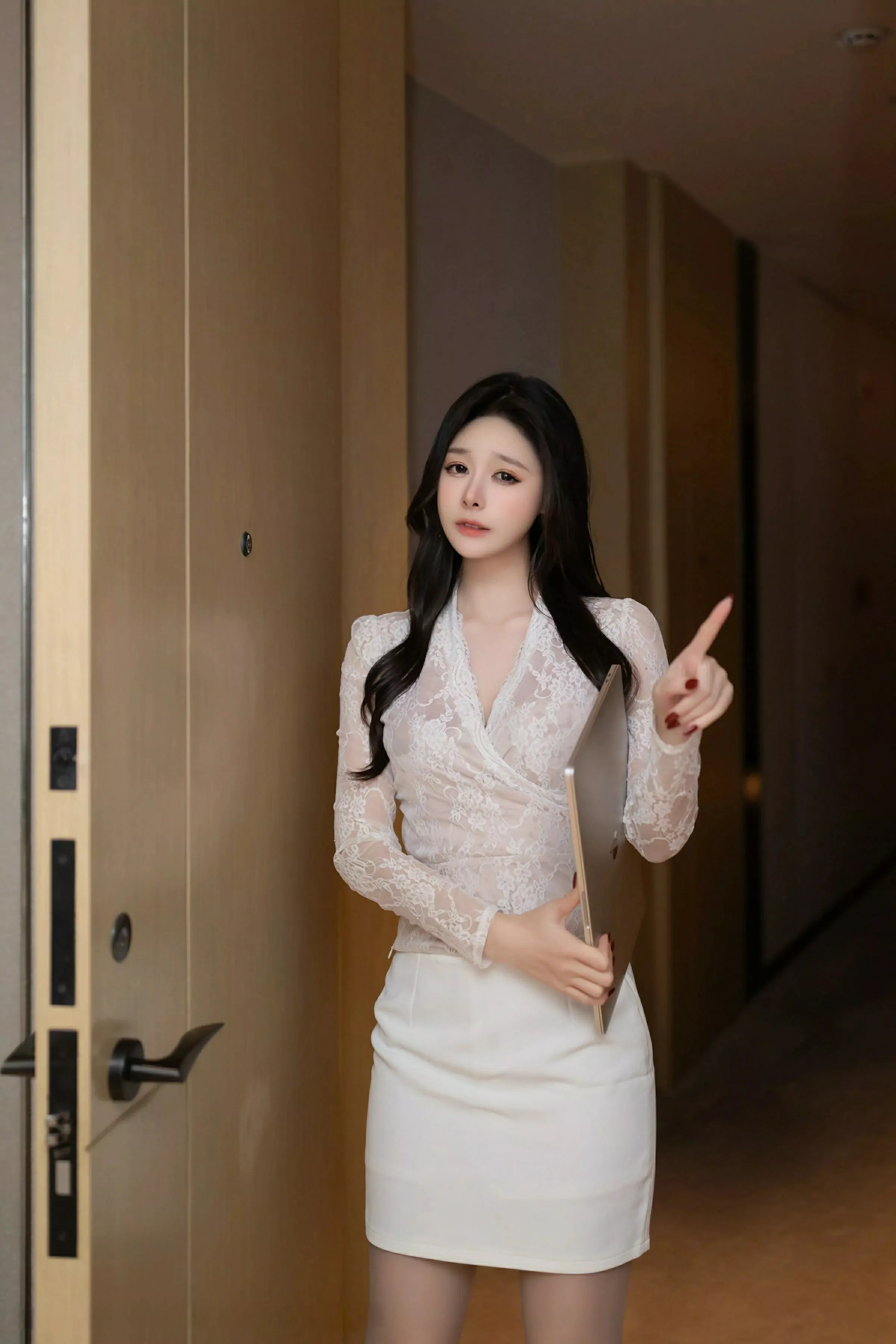 秀人集.com_[XiuRen秀人网]No.10143_模特小逗逗性感白色连衣短裙配灰色丝袜秀曼妙身姿迷人诱惑写真80P