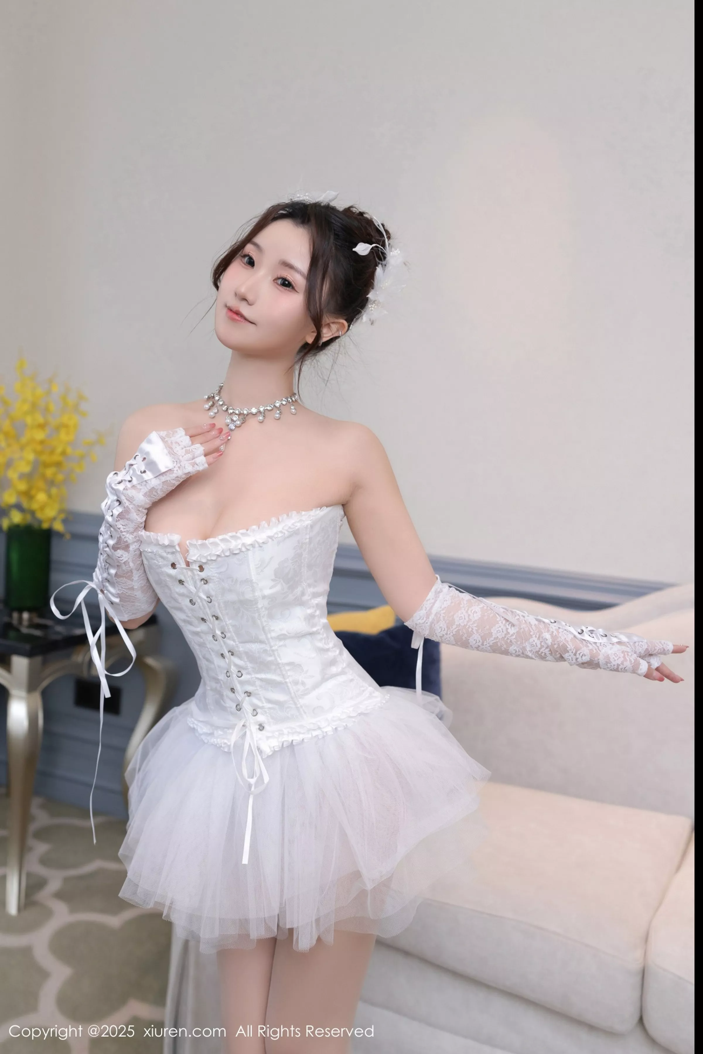 秀人集.com_[XiuRen秀人网]No.10161_模特杏子Yada性感白色低胸连衣裙配原色丝袜秀曼妙身姿诱惑写真82P